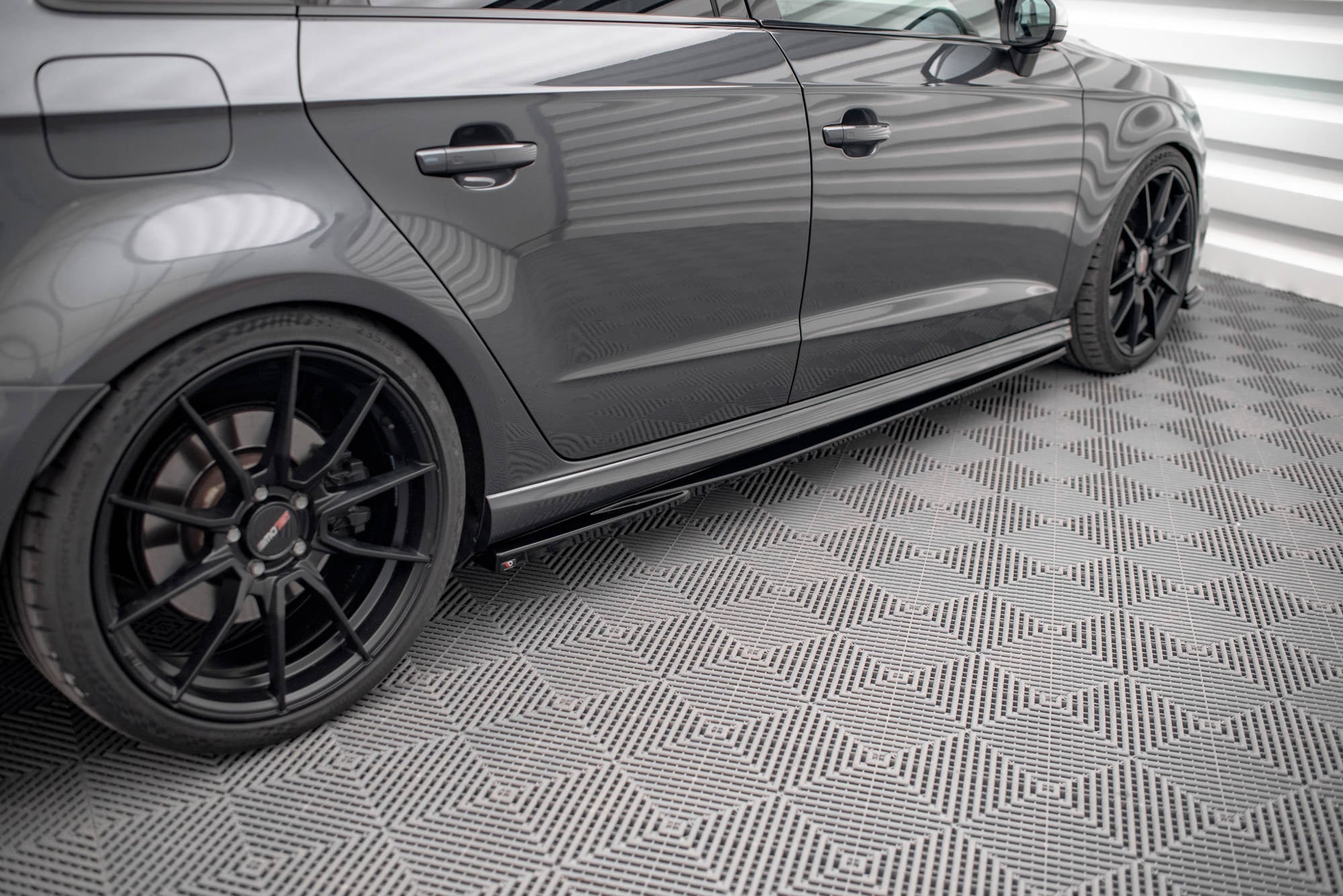 Maxton Design Difusores de taloneras laterales V.2 para Audi S3 / A3 S-Line Sportback 8V / 8V Facelift - imagen 1
