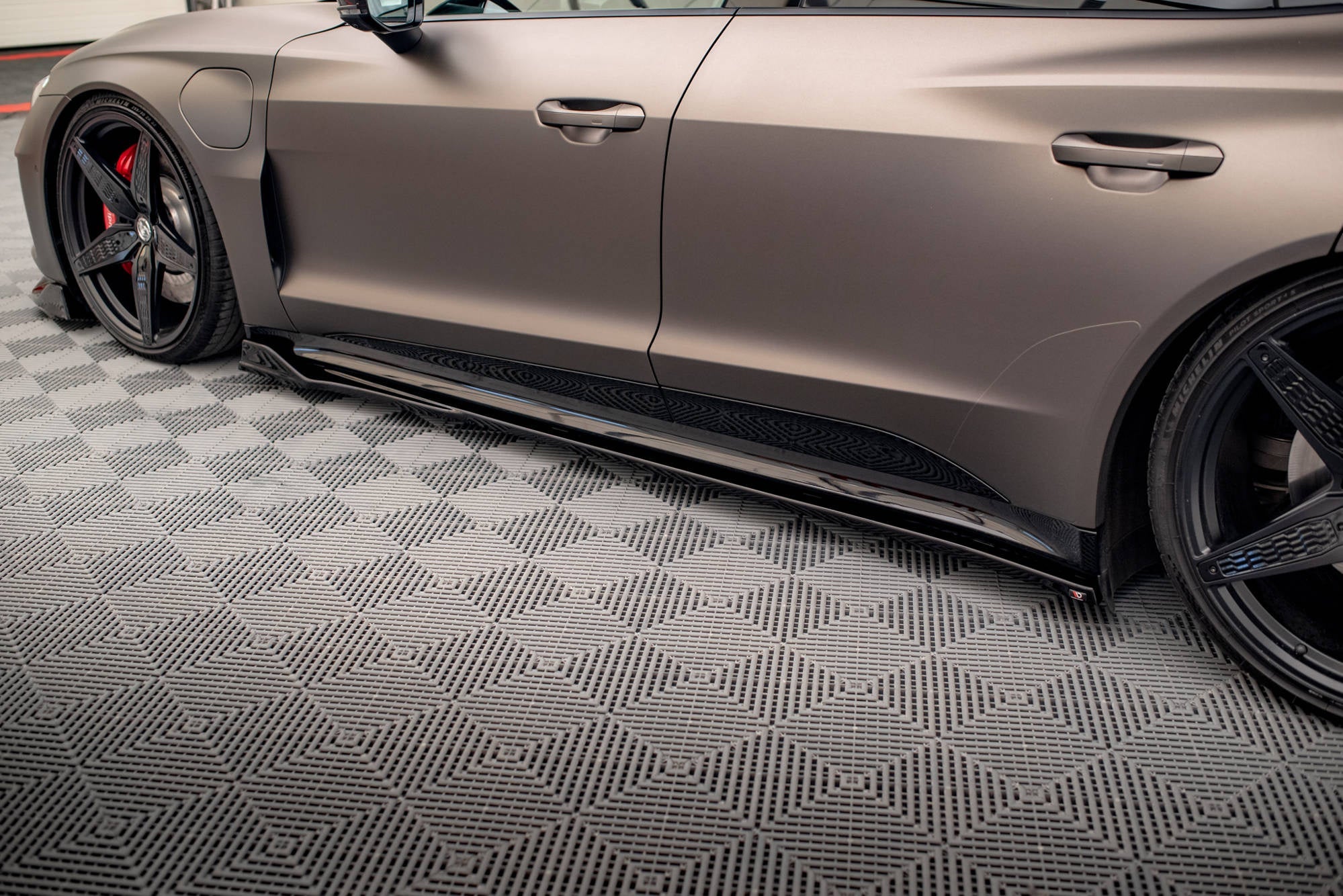 Maxton Design Difusores de taloneras laterales V.2 para Audi e-Tron GT / RS GT Mk1 - imagen 3
