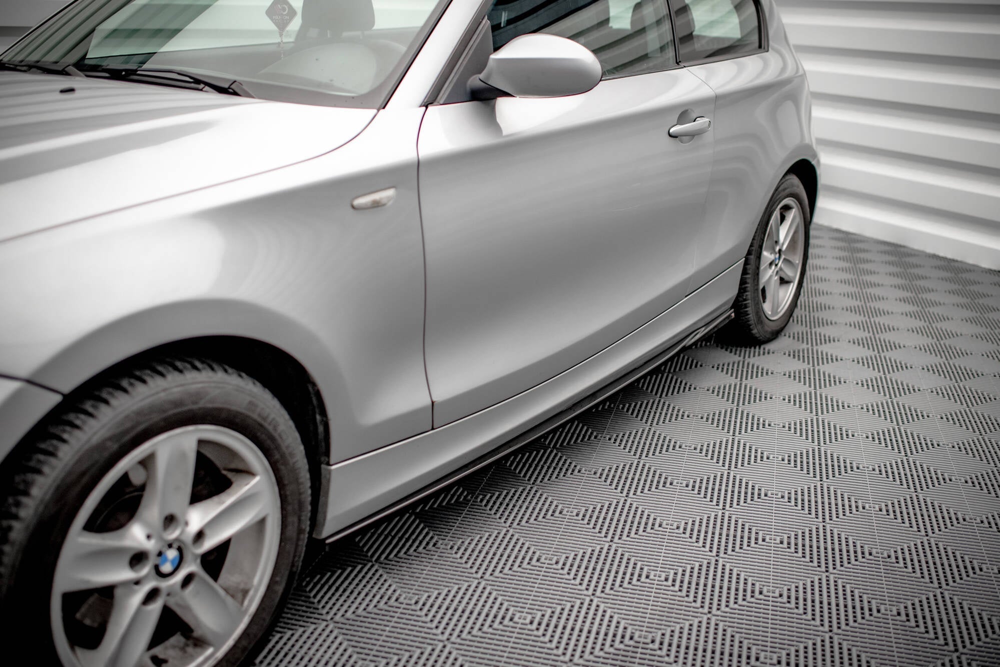 Maxton Design Difusores de taloneras laterales V.2 para BMW 1 E81 Facelift - imagen 1