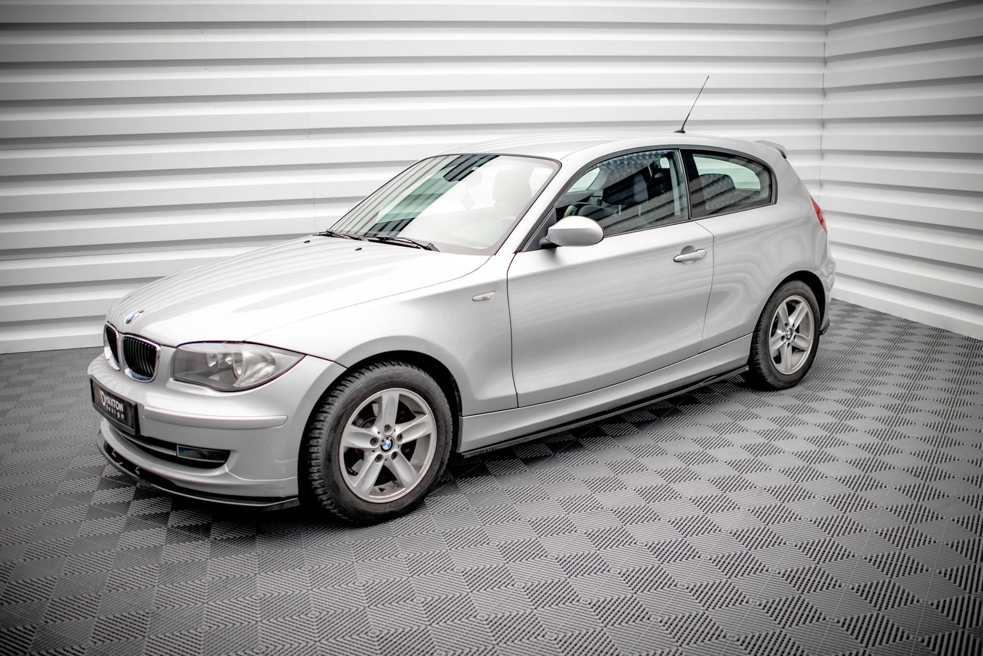 Maxton Design Difusores de taloneras laterales V.2 para BMW 1 E81 Facelift - imagen 2
