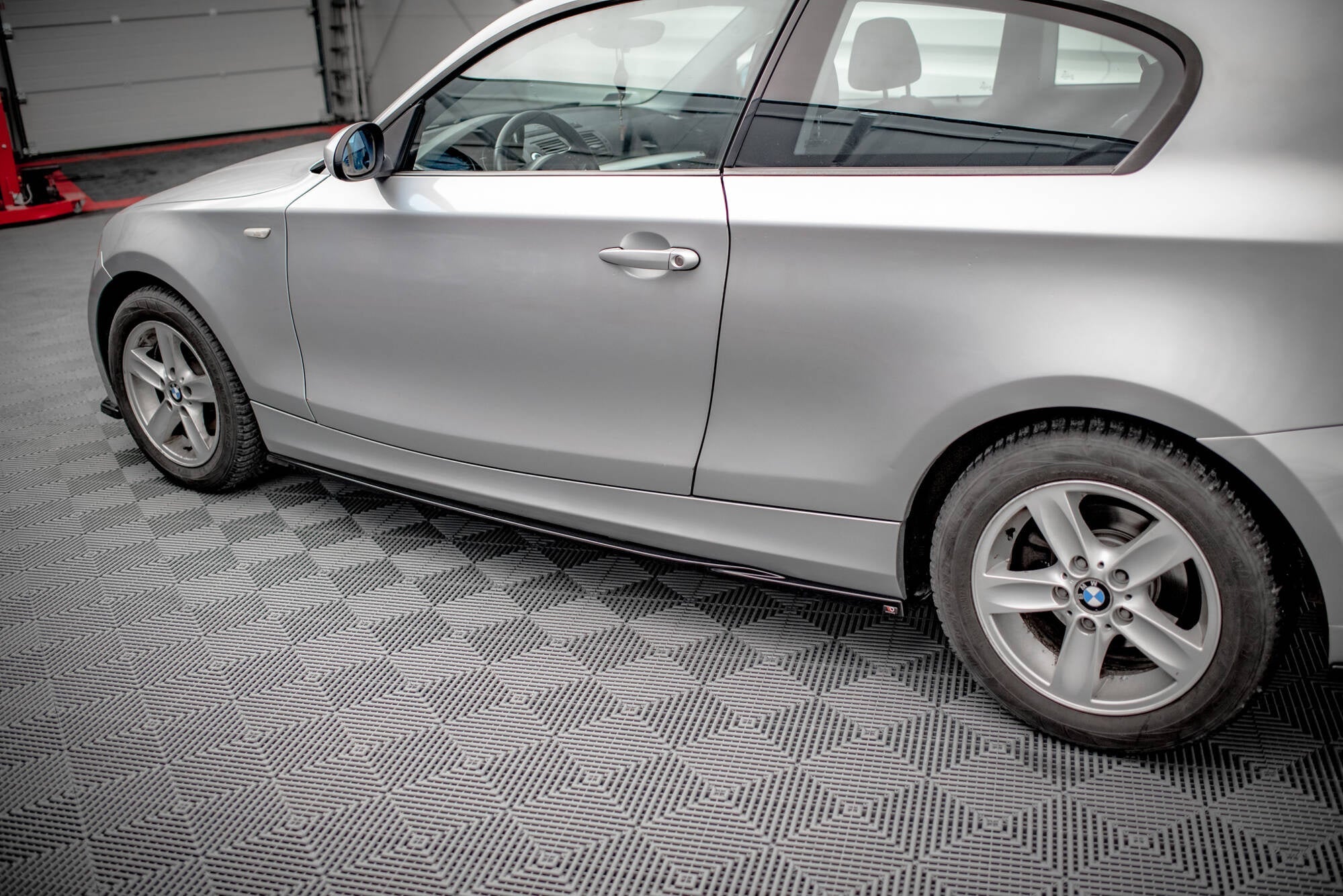 Maxton Design Difusores de taloneras laterales V.2 para BMW 1 E81 Facelift - imagen 3