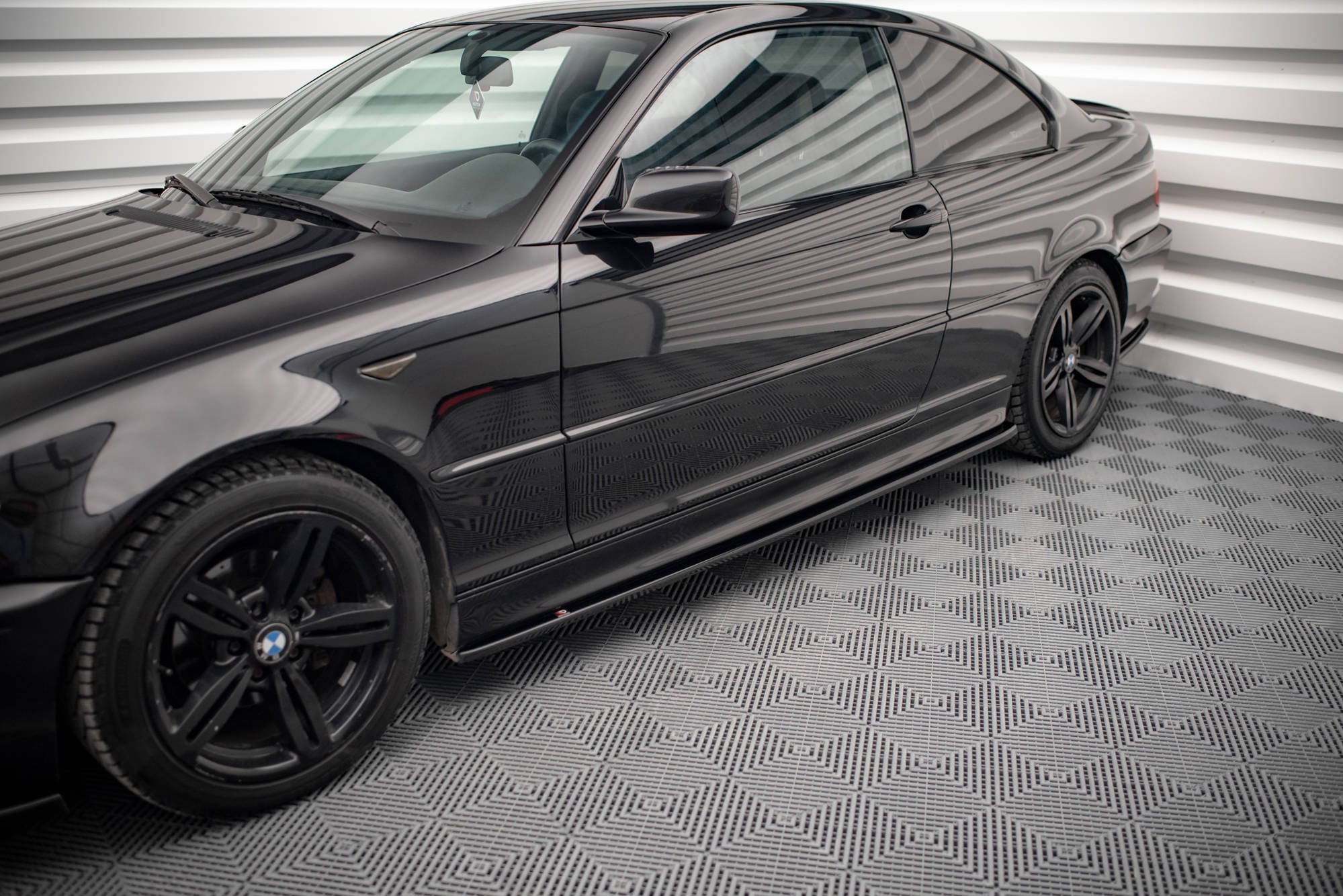 Maxton Design Difusores de taloneras laterales V.2 para BMW 3 Coupe M-Pack E46 - imagen 1