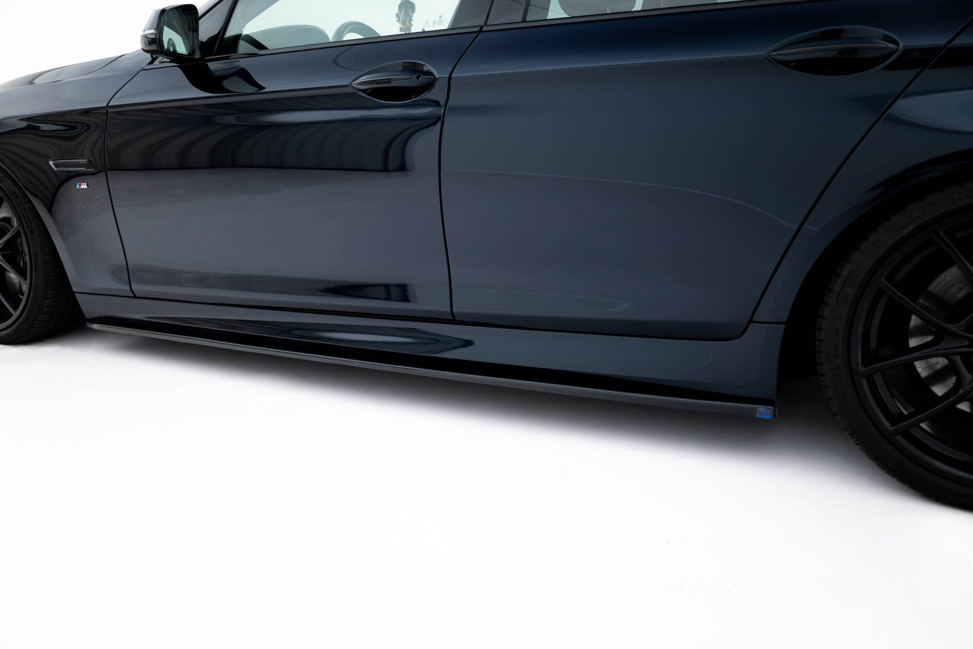 Maxton Design Difusores de taloneras laterales V.2 para BMW 5 F10/F11 M-Pack / M5 - imagen 3