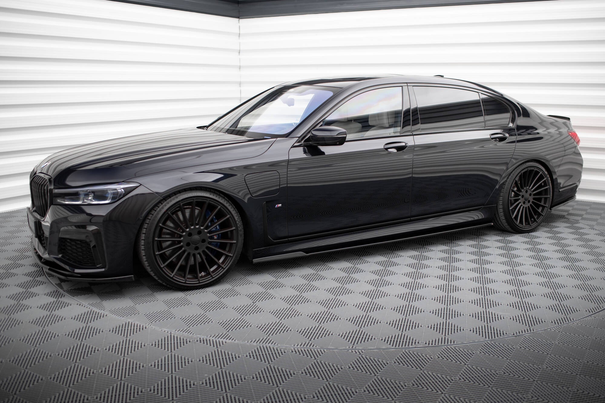 Maxton Design Difusores de taloneras laterales V.2 para BMW 7 Long M-Pack G12 - imagen 2