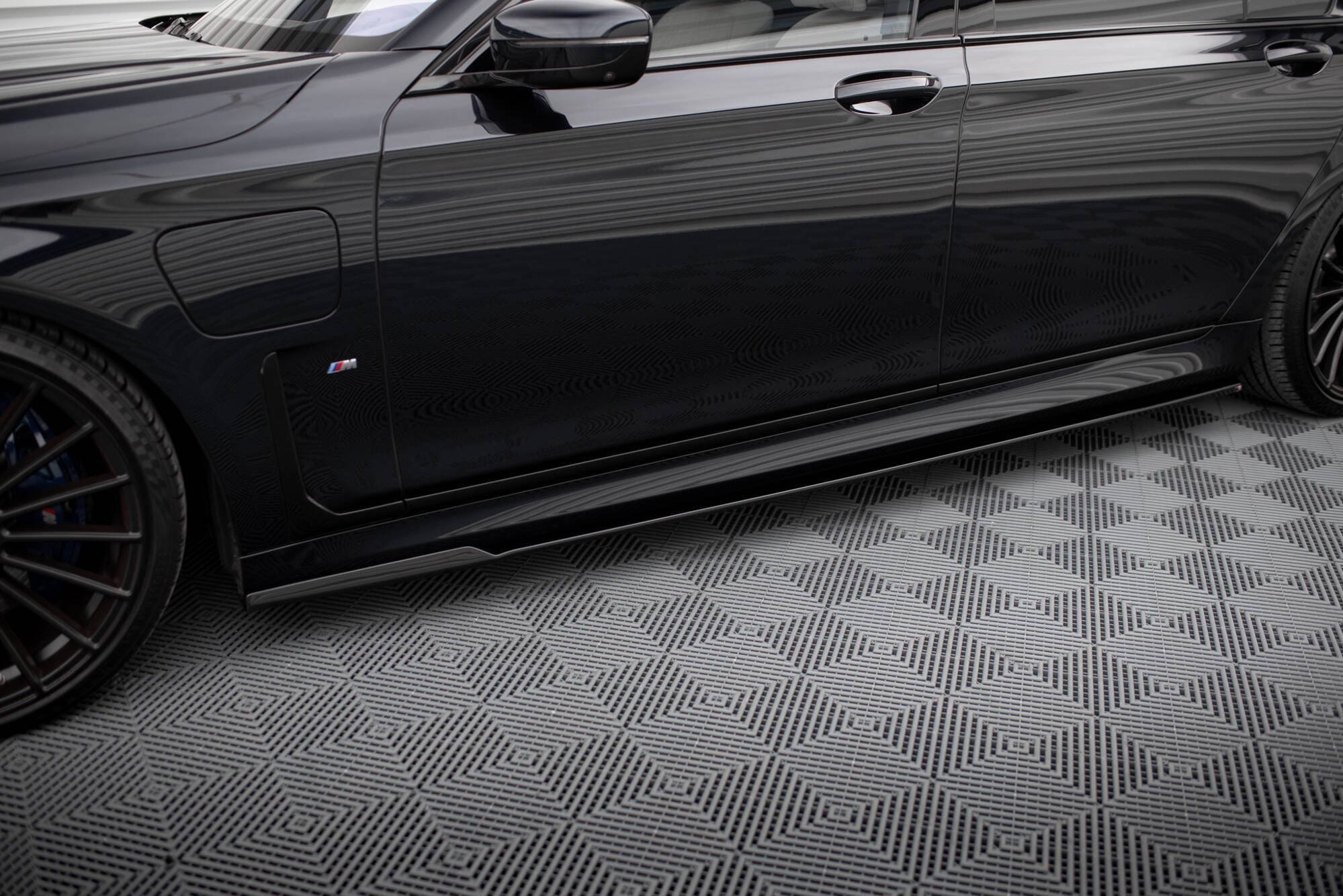Maxton Design Difusores de taloneras laterales V.2 para BMW 7 Long M-Pack G12 - imagen 1