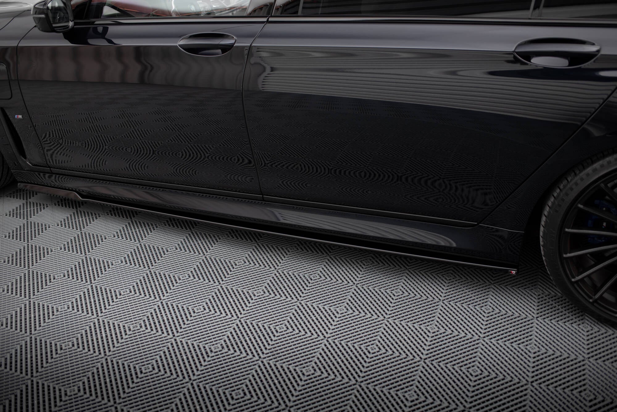 Maxton Design Difusores de taloneras laterales V.2 para BMW 7 Long M-Pack G12 - imagen 3