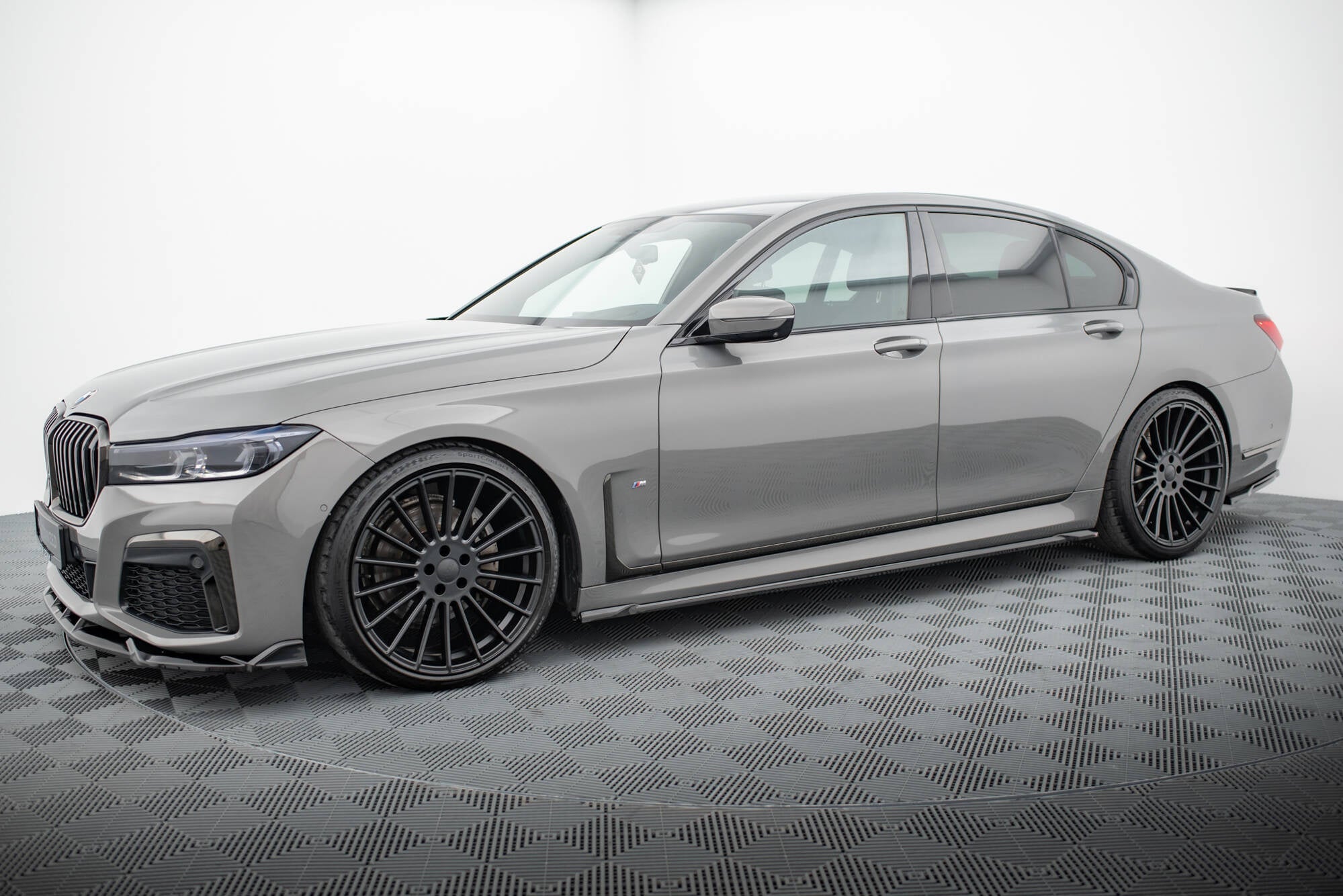 Maxton Design Difusores de taloneras laterales V.2 para BMW 7 M-Pack G11 - imagen 2