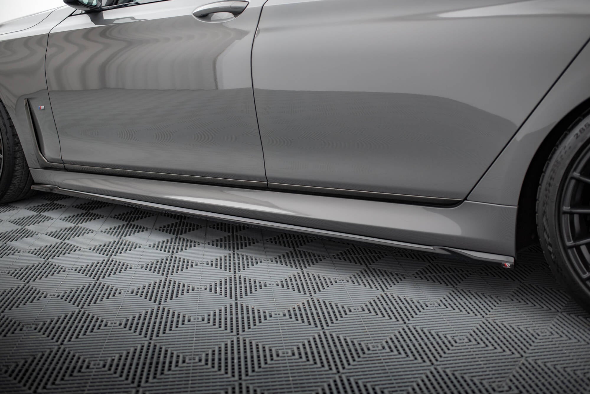 Maxton Design Difusores de taloneras laterales V.2 para BMW 7 M-Pack G11 - imagen 3