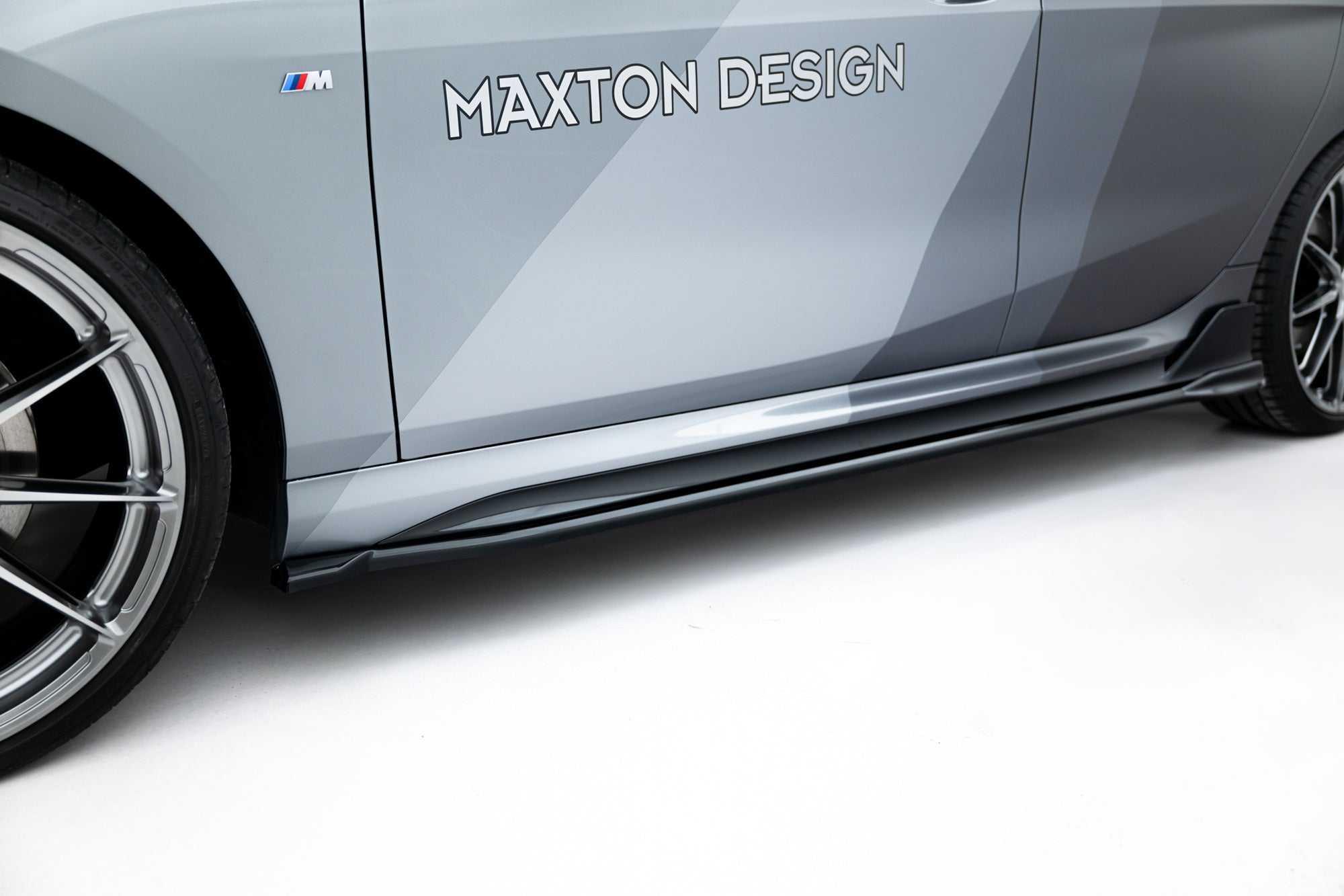 Maxton Design Difusores de taloneras laterales V.2 para BMW M135i M Performance F70 - imagen 4