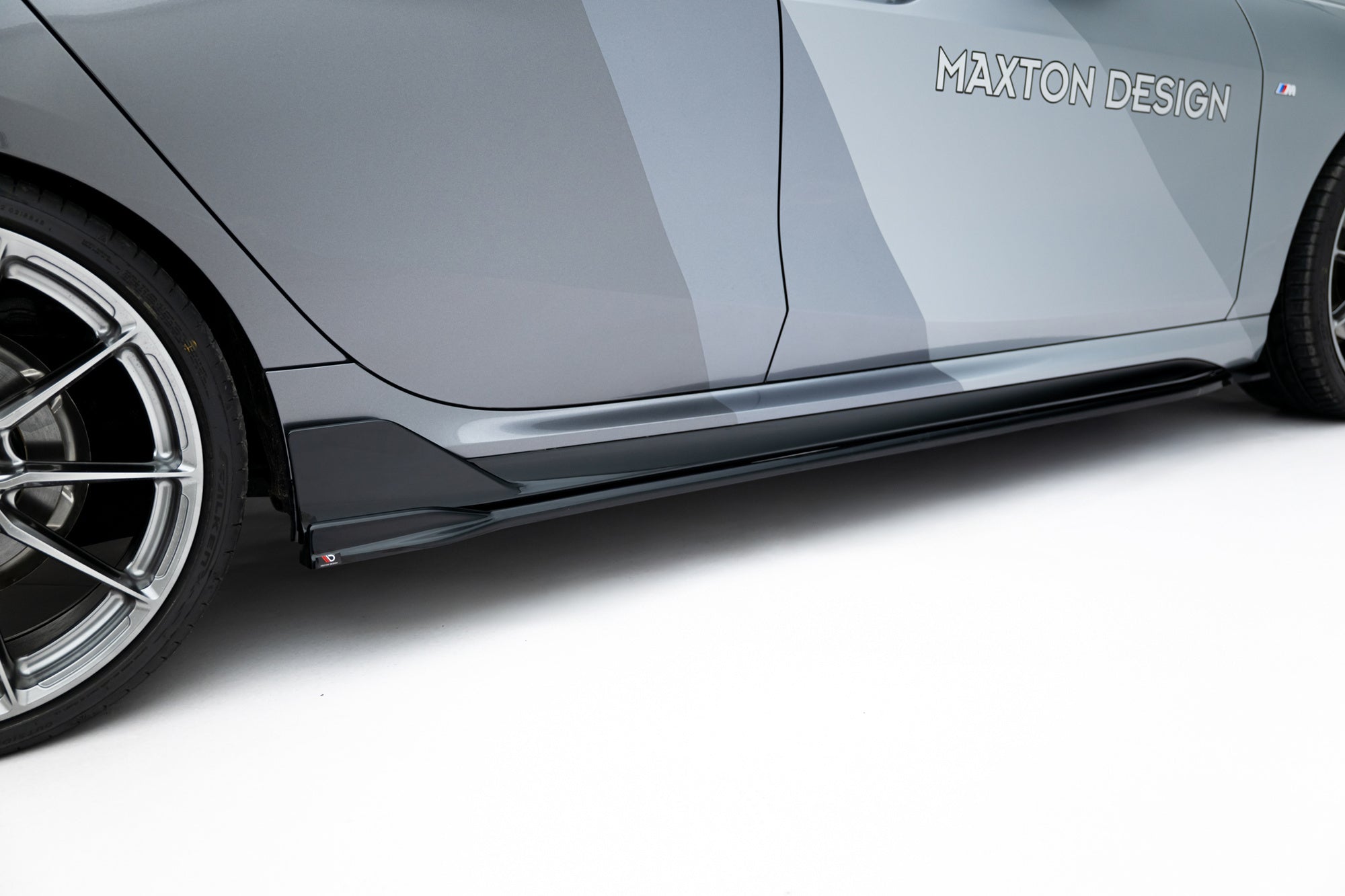Maxton Design Difusores de taloneras laterales V.2 para BMW M135i M Performance F70 - imagen 5