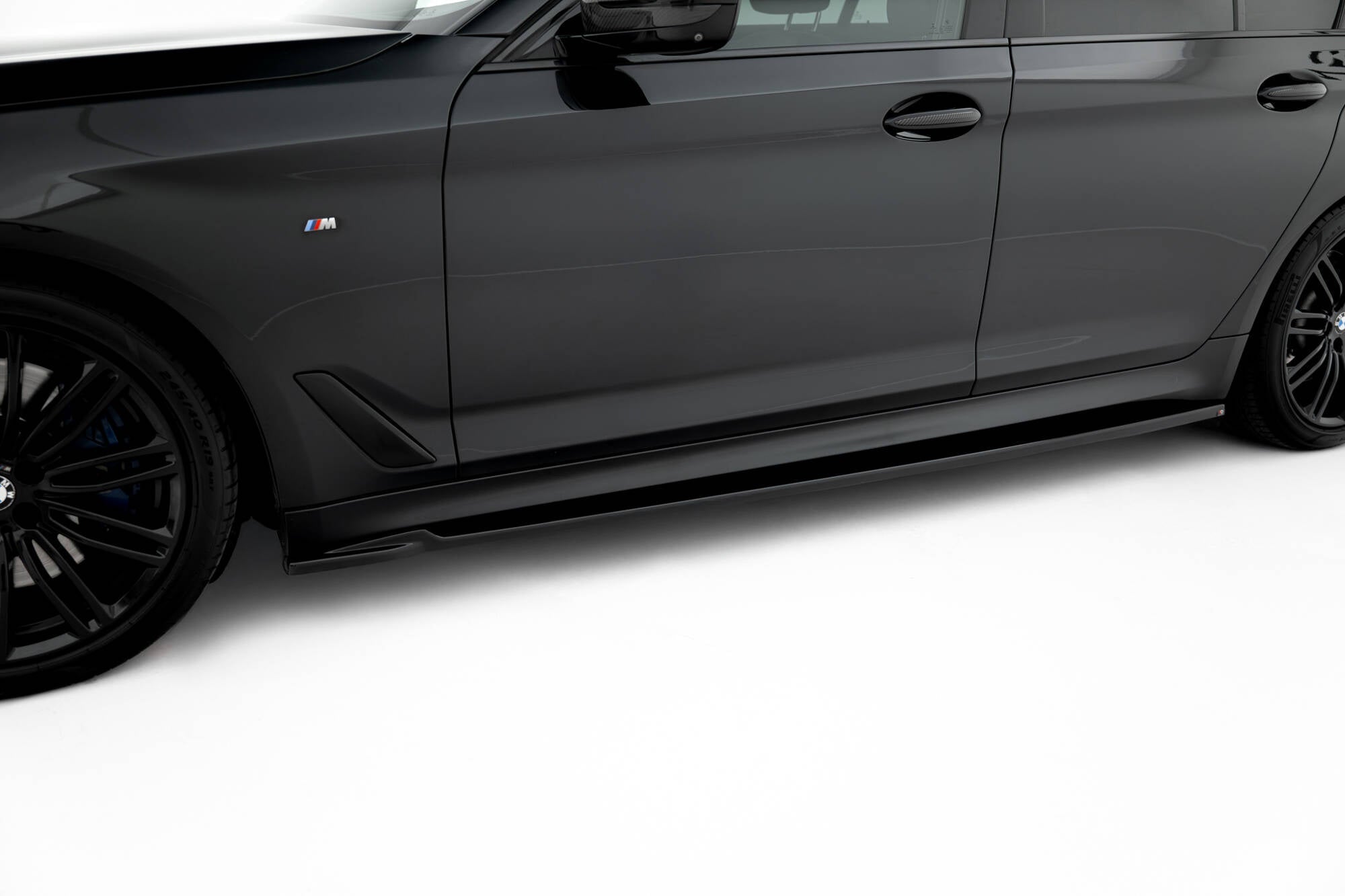 Maxton Design Difusores de taloneras laterales V.2 para BMW M550i / M550d Sedan / Touring G30 / G30 Facelift - imagen 1
