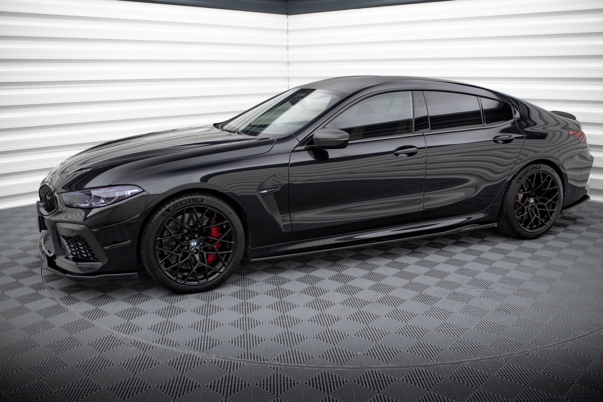 Maxton Design Difusores de taloneras laterales V.2 para BMW M8 Gran Coupe F93 / 8 Gran Coupe M-Pack G16 - imagen 2