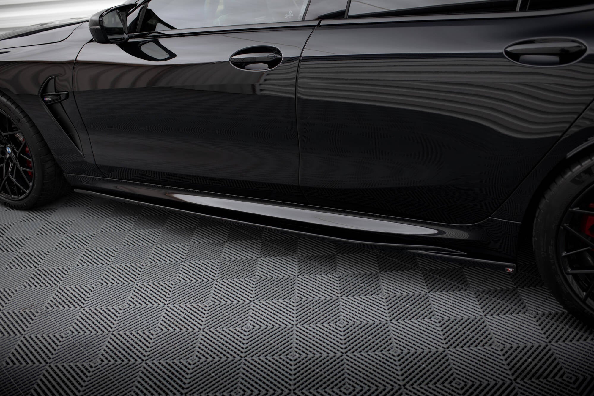 Maxton Design Difusores de taloneras laterales V.2 para BMW M8 Gran Coupe F93 / 8 Gran Coupe M-Pack G16 - imagen 3