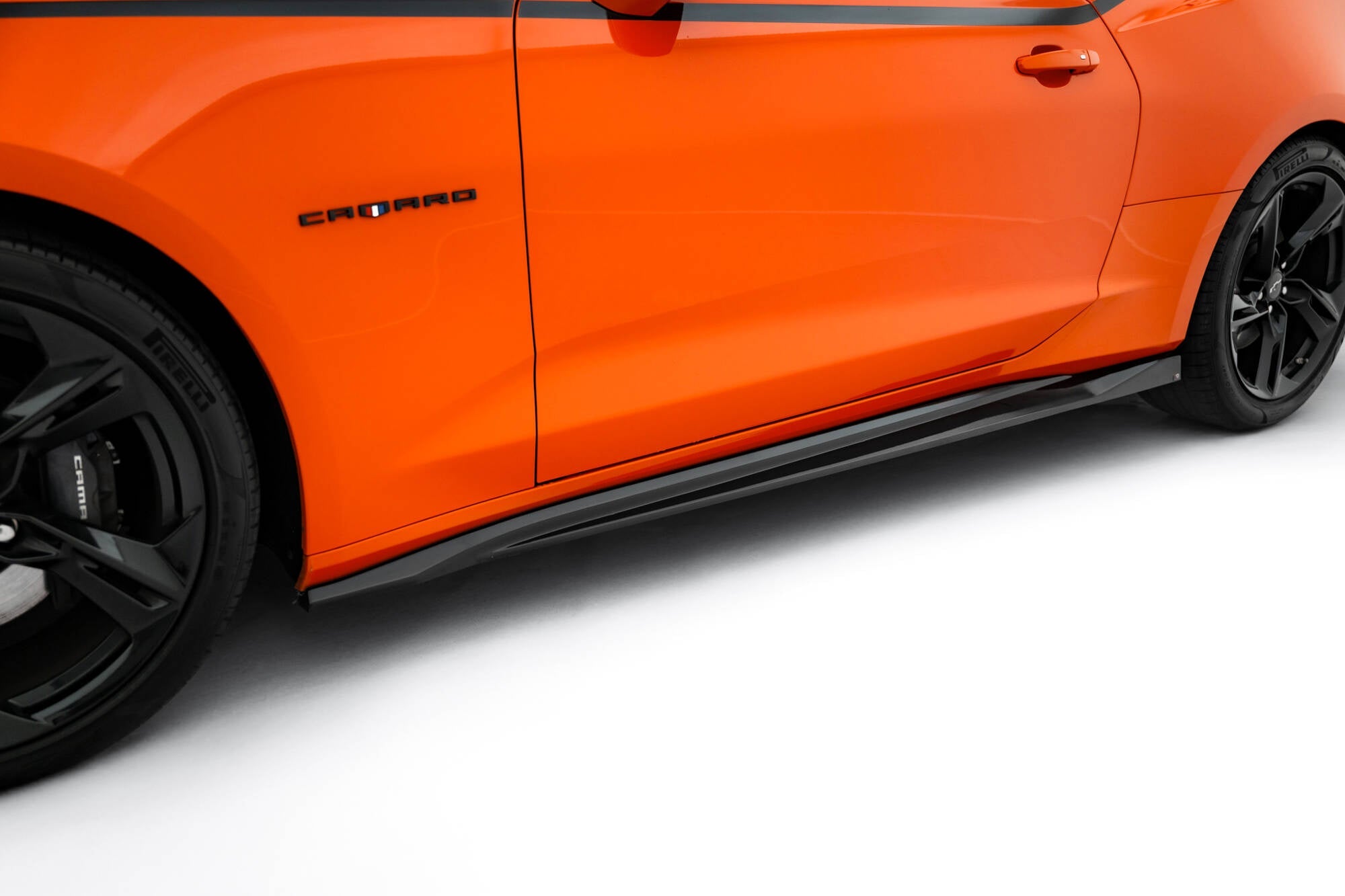 Maxton Design Difusores de taloneras laterales V.2 para Chevrolet Camaro SS Mk6 Facelift - imagen 1