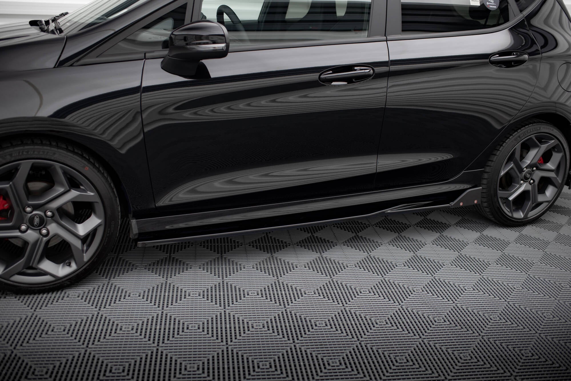 Maxton Design Difusores de taloneras laterales V.2 + Flaps para Ford Fiesta ST / ST-Line - imagen 1