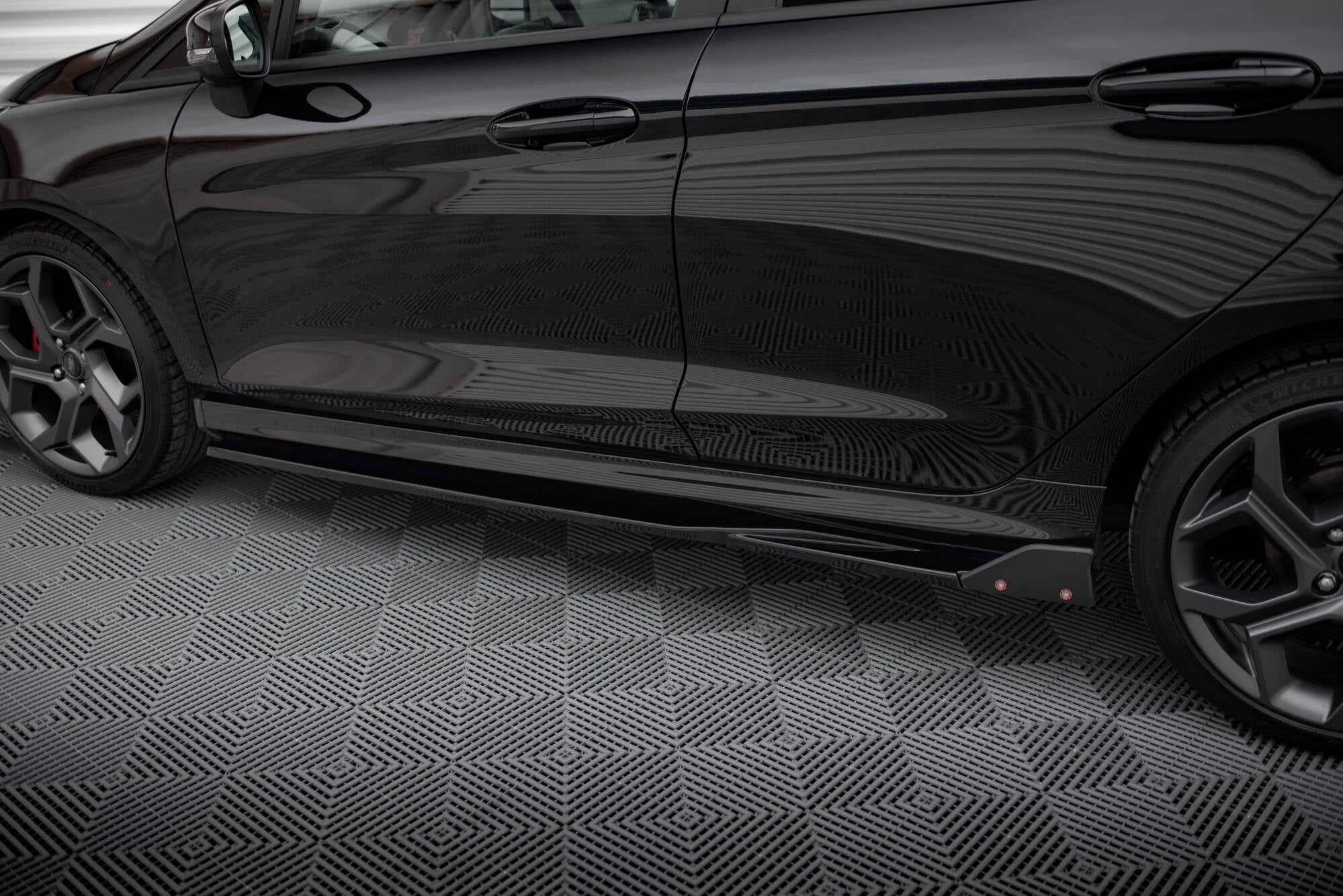 Maxton Design Difusores de taloneras laterales V.2 + Flaps para Ford Fiesta ST / ST-Line - imagen 3