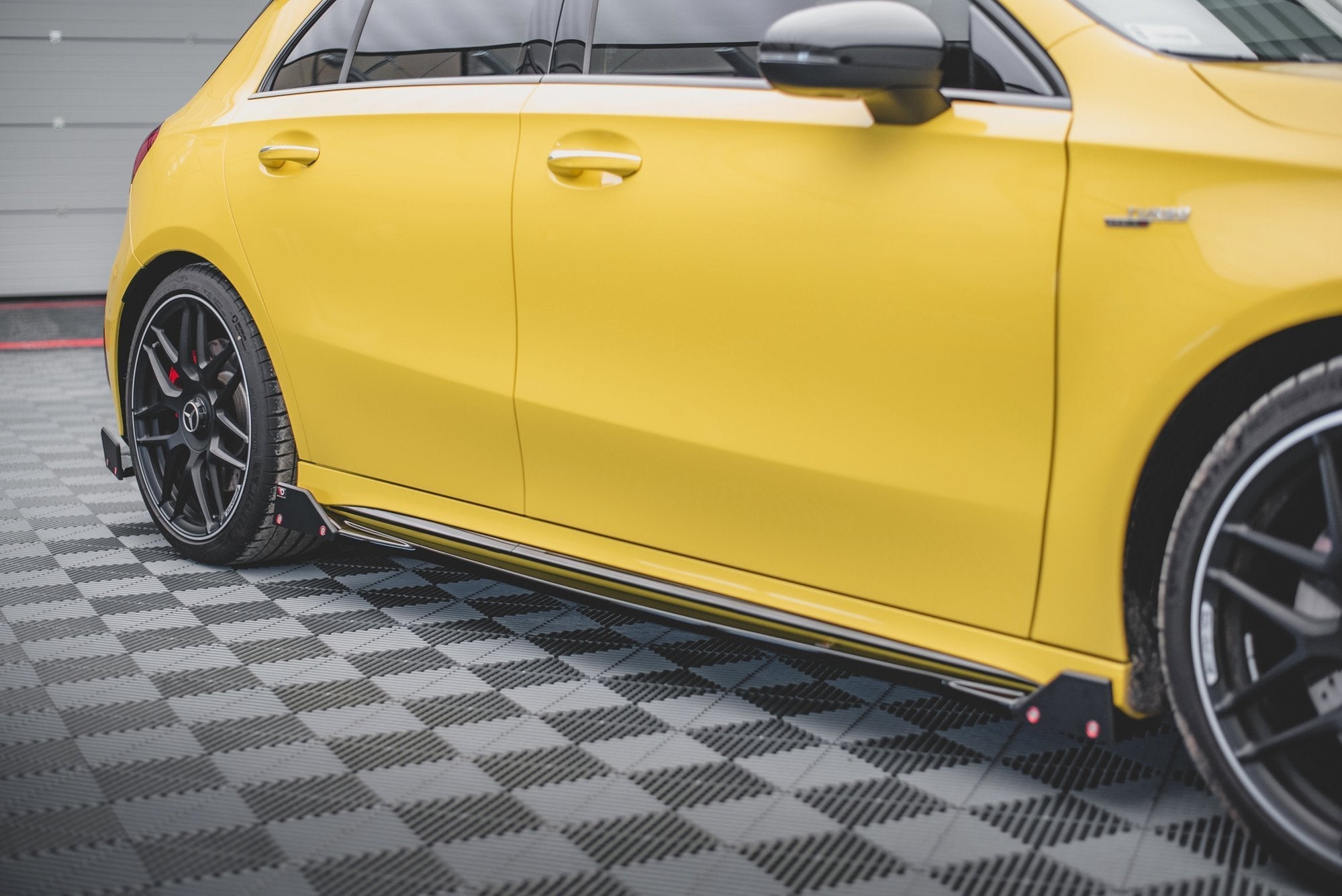 Maxton Design Difusores de taloneras laterales V.2 + Flaps para Mercedes-AMG A45 S - imagen 1