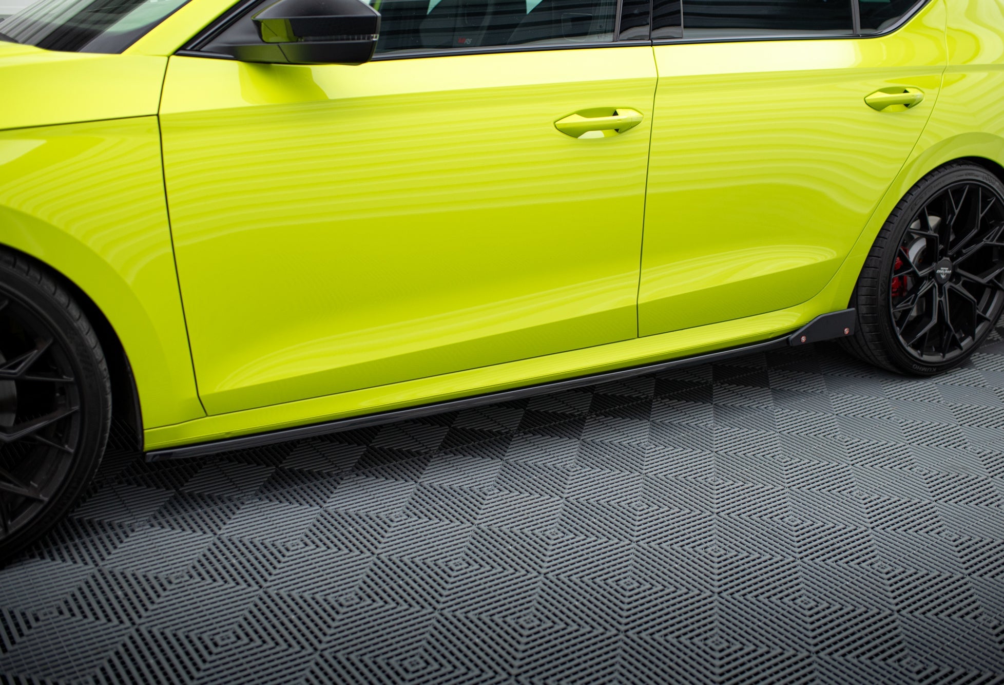 Maxton Design Difusores de taloneras laterales V.2 + Flaps para Skoda Octavia RS Liftback / Combi Mk4 - imagen 1