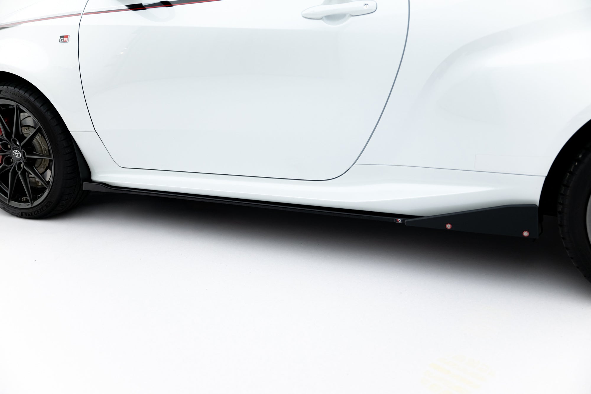 Maxton Design Difusores de taloneras laterales V.2 + Flaps para Toyota GR Yaris Mk4 - imagen 3