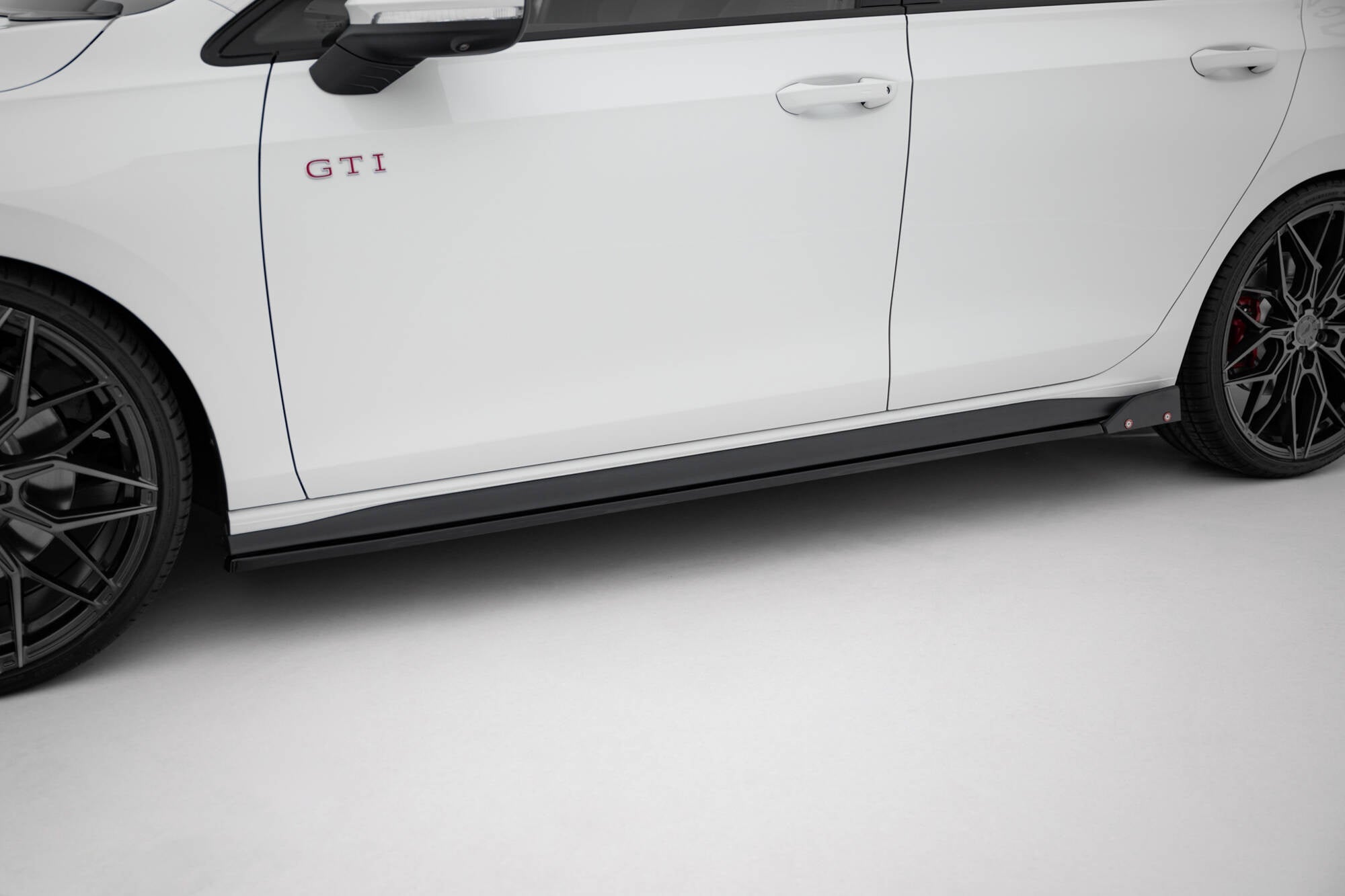 Maxton Design Difusores de taloneras laterales V.2 + Flaps para Volkswagen Golf GTI / GTE / GTI Clubsport / GTD / R-Line Mk8 - imagen 1