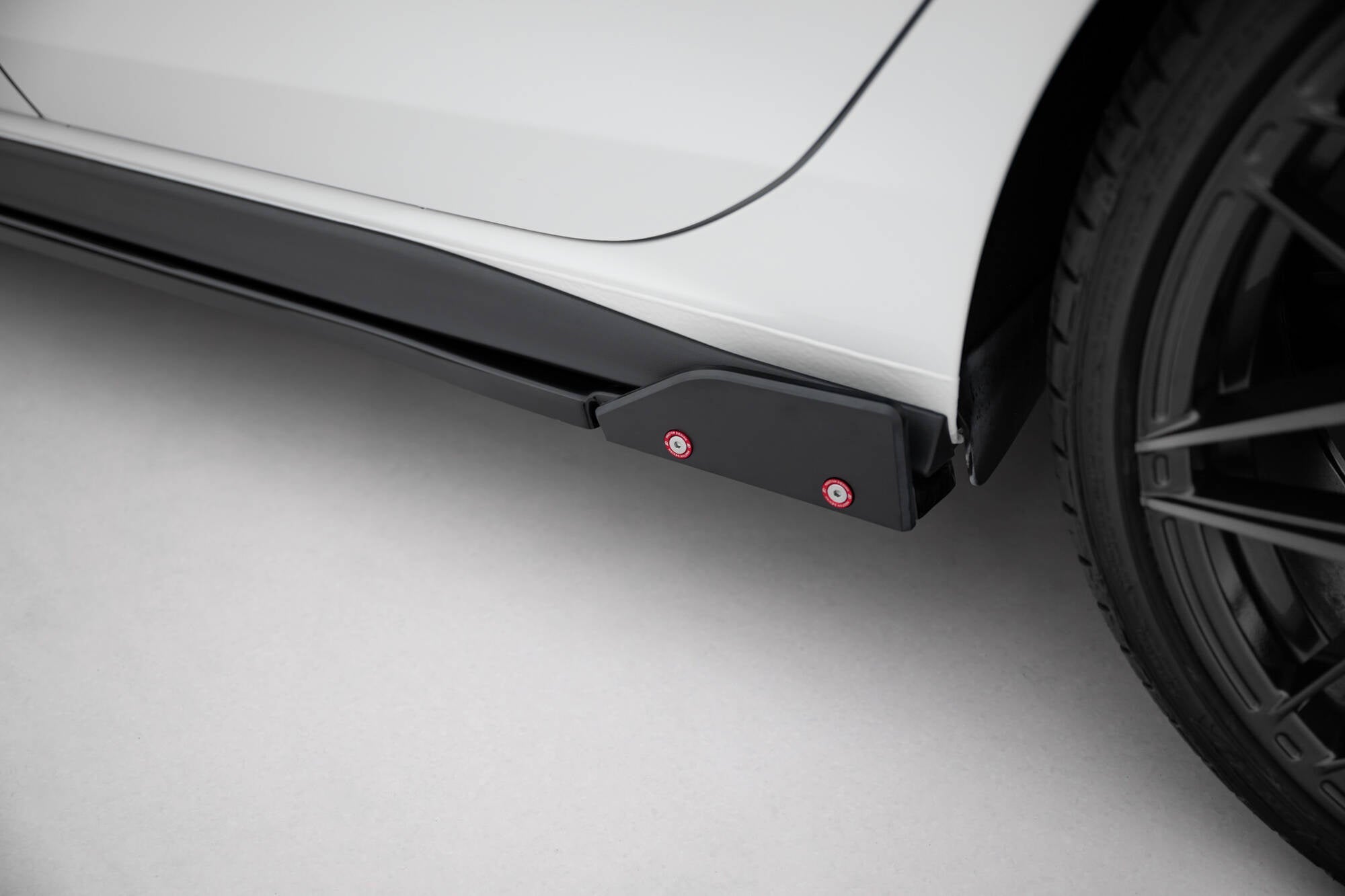 Maxton Design Difusores de taloneras laterales V.2 + Flaps para Volkswagen Golf GTI / GTE / GTI Clubsport / GTD / R-Line Mk8 - imagen 3