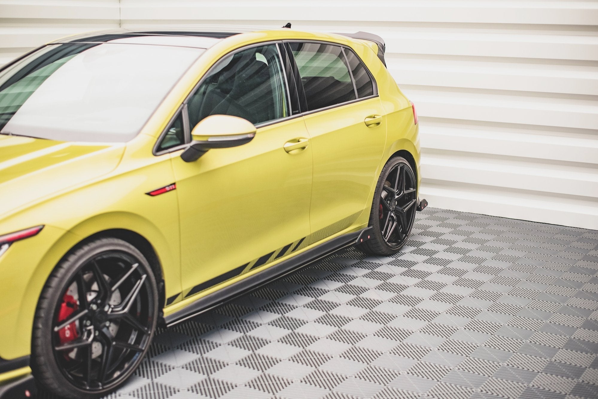 Maxton Design Difusores de taloneras laterales V.2 + Flaps para Volkswagen Golf GTI / GTE / GTI Clubsport / GTD / R-Line Mk8 - imagen 7