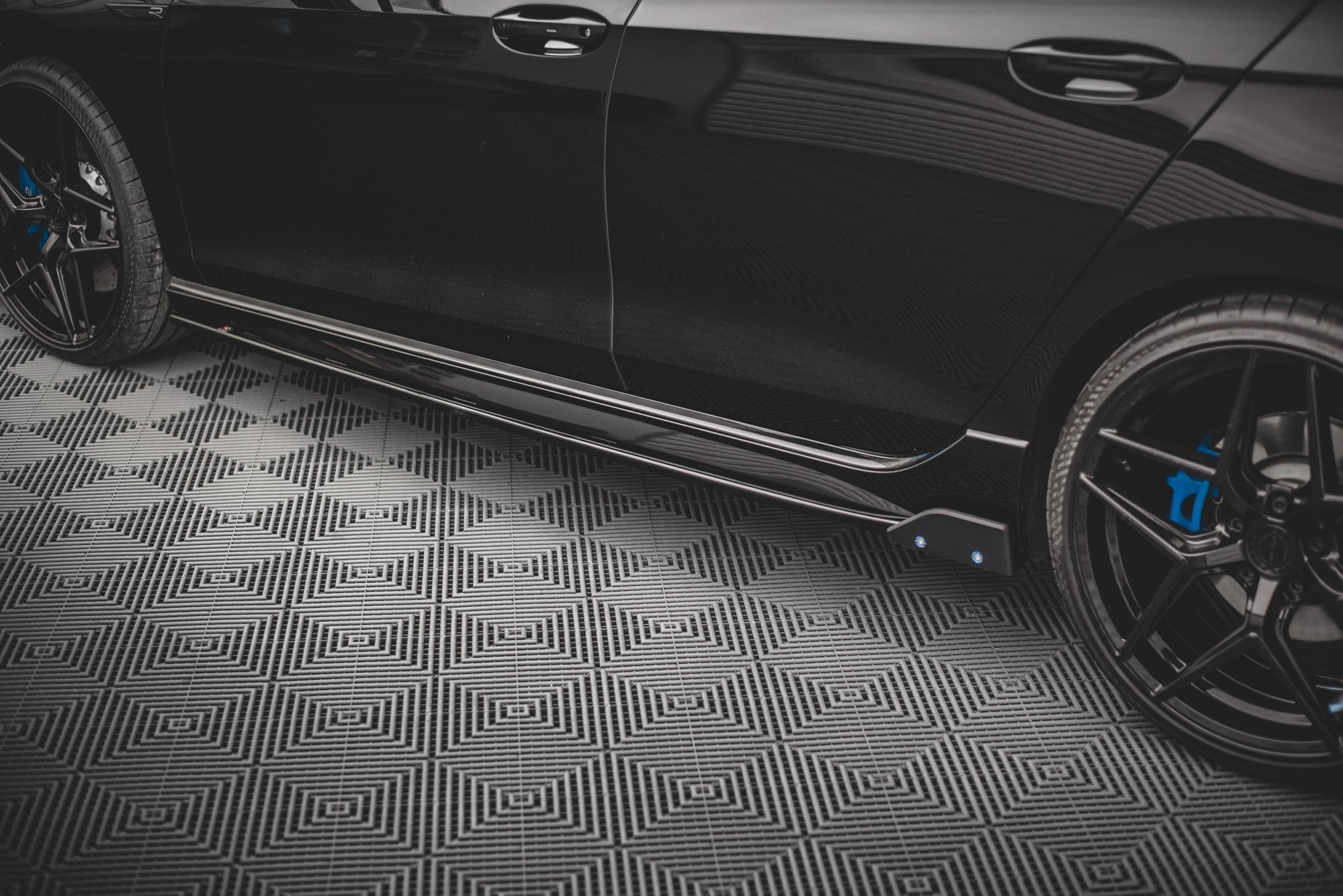 Maxton Design Difusores de taloneras laterales V.2 + Flaps para Volkswagen Golf R Hatchback Mk8 - imagen 6