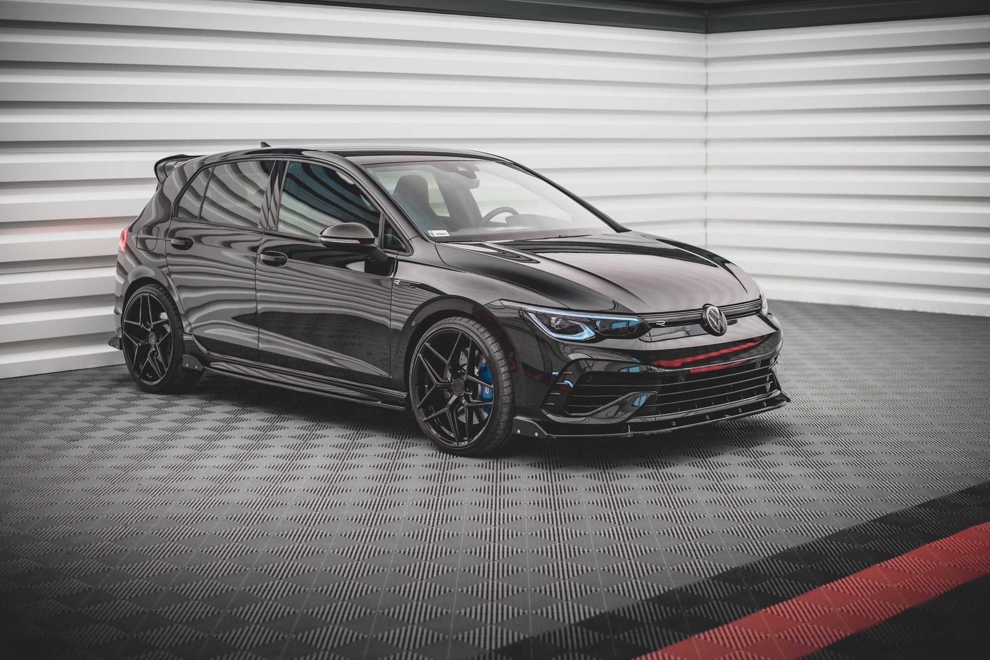 Maxton Design Difusores de taloneras laterales V.2 + Flaps para Volkswagen Golf R Hatchback Mk8 - imagen 2
