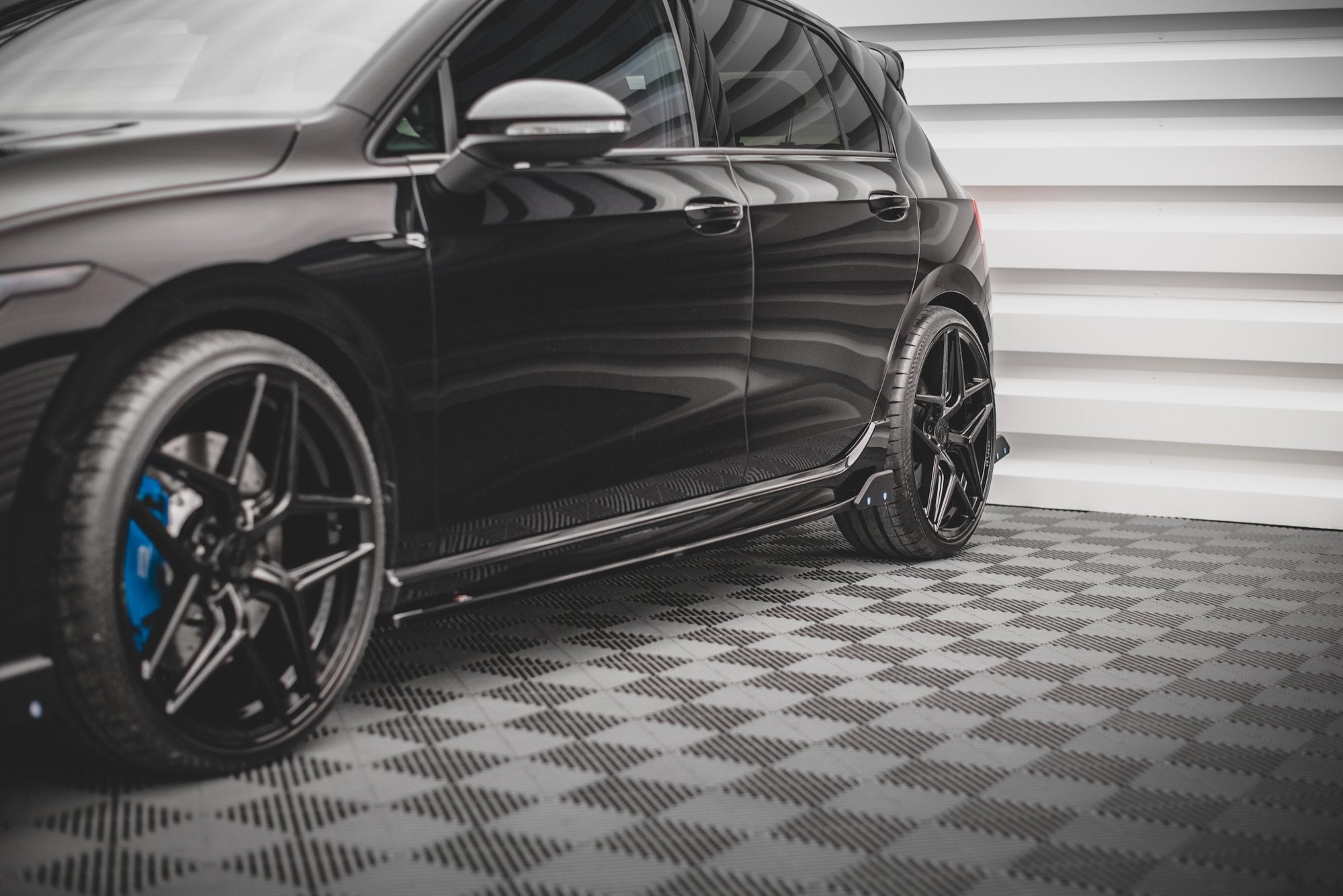 Maxton Design Difusores de taloneras laterales V.2 + Flaps para Volkswagen Golf R Hatchback Mk8 - imagen 1