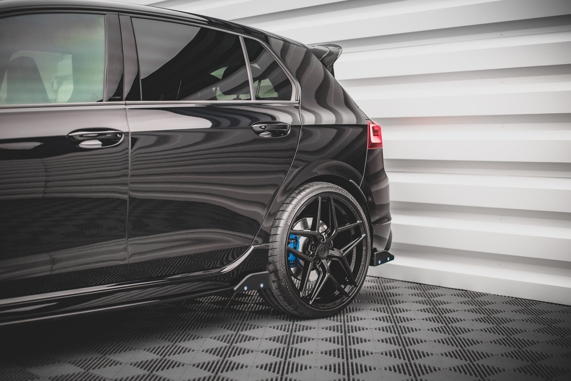 Maxton Design Difusores de taloneras laterales V.2 + Flaps para Volkswagen Golf R Hatchback Mk8 - imagen 4