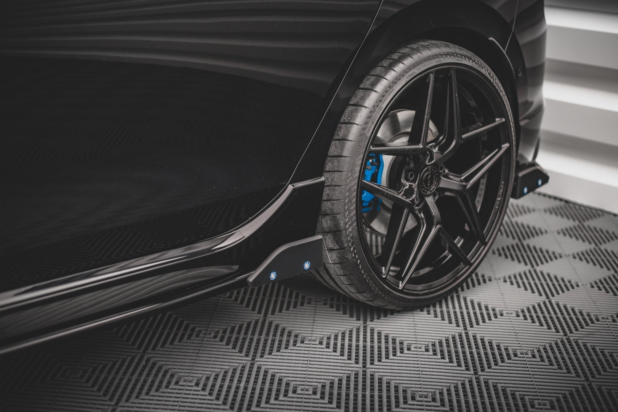 Maxton Design Difusores de taloneras laterales V.2 + Flaps para Volkswagen Golf R Hatchback Mk8 - imagen 5