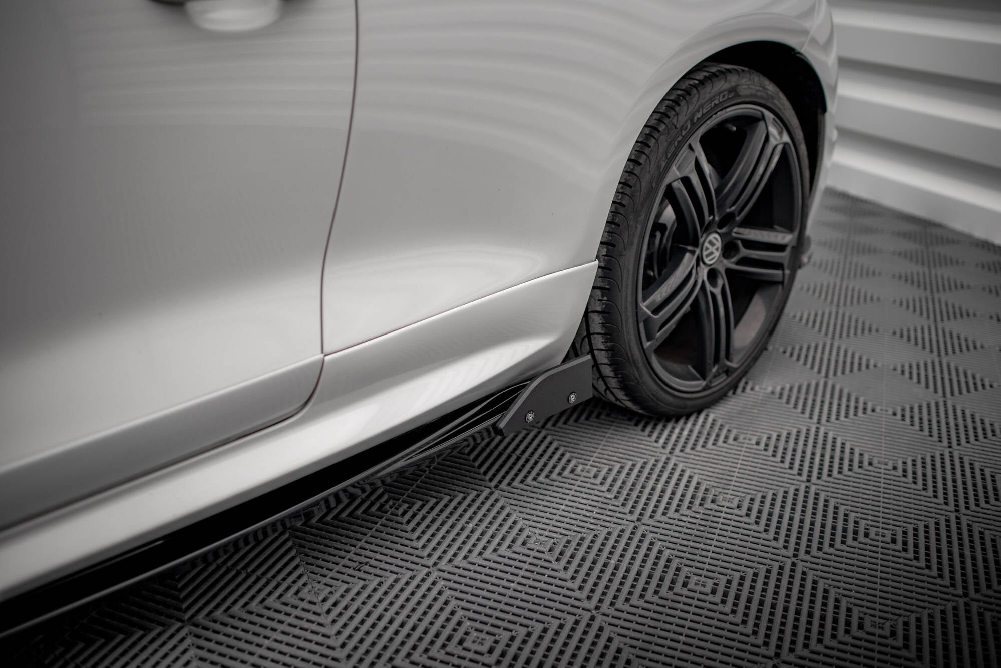 Maxton Design Difusores de taloneras laterales V.2 + Flaps para Volkswagen Scirocco R Mk3 - imagen 2