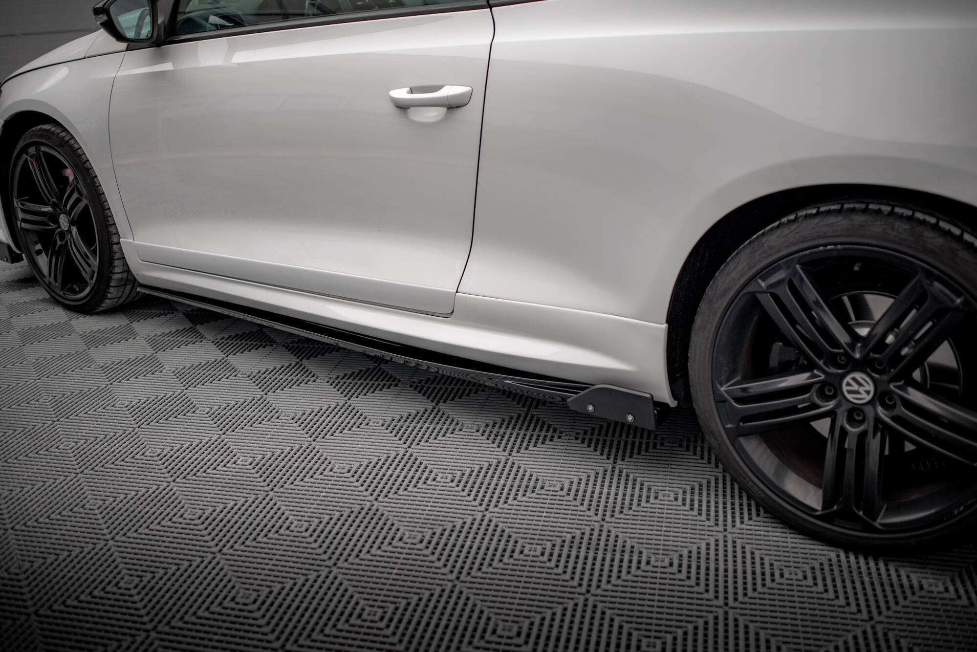 Maxton Design Difusores de taloneras laterales V.2 + Flaps para Volkswagen Scirocco R Mk3 - imagen 1