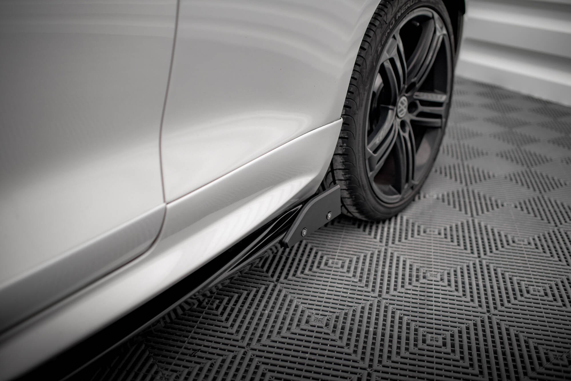 Maxton Design Difusores de taloneras laterales V.2 + Flaps para Volkswagen Scirocco R Mk3 - imagen 3
