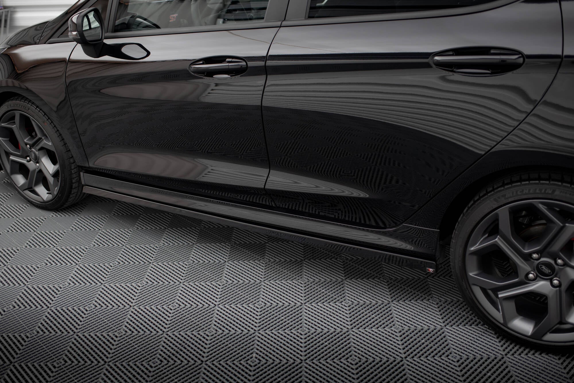 Maxton Design Difusores de taloneras laterales V.2 para Ford Fiesta Mk8 ST / ST-Line - imagen 2