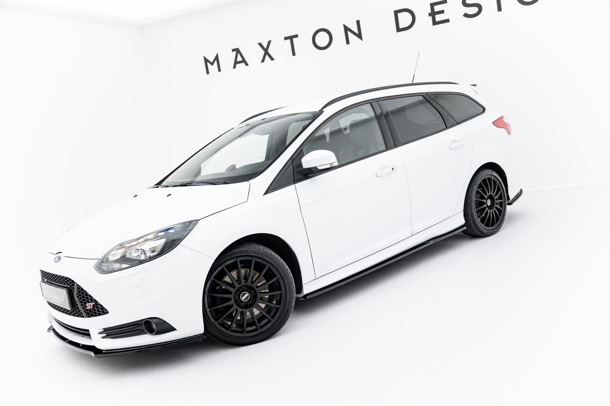 Maxton Design Difusores de taloneras laterales V.2 para Ford Focus ST Mk3 - imagen 2