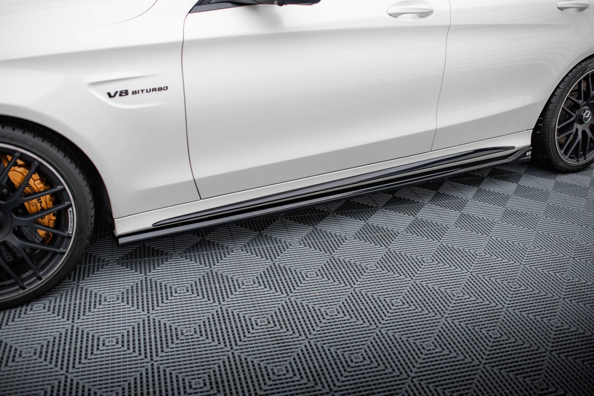 Maxton Design Difusores de taloneras laterales V.2 para Mercedes-AMG C63 Sedan / Estate W205 / S205 - imagen 1