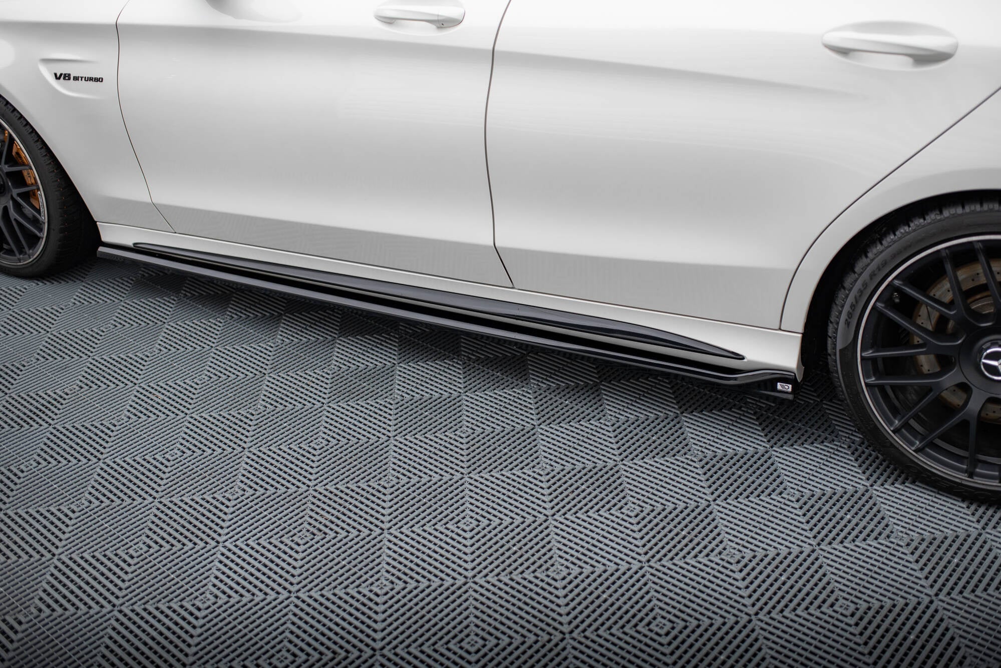 Maxton Design Difusores de taloneras laterales V.2 para Mercedes-AMG C63 Sedan / Estate W205 / S205 - imagen 3