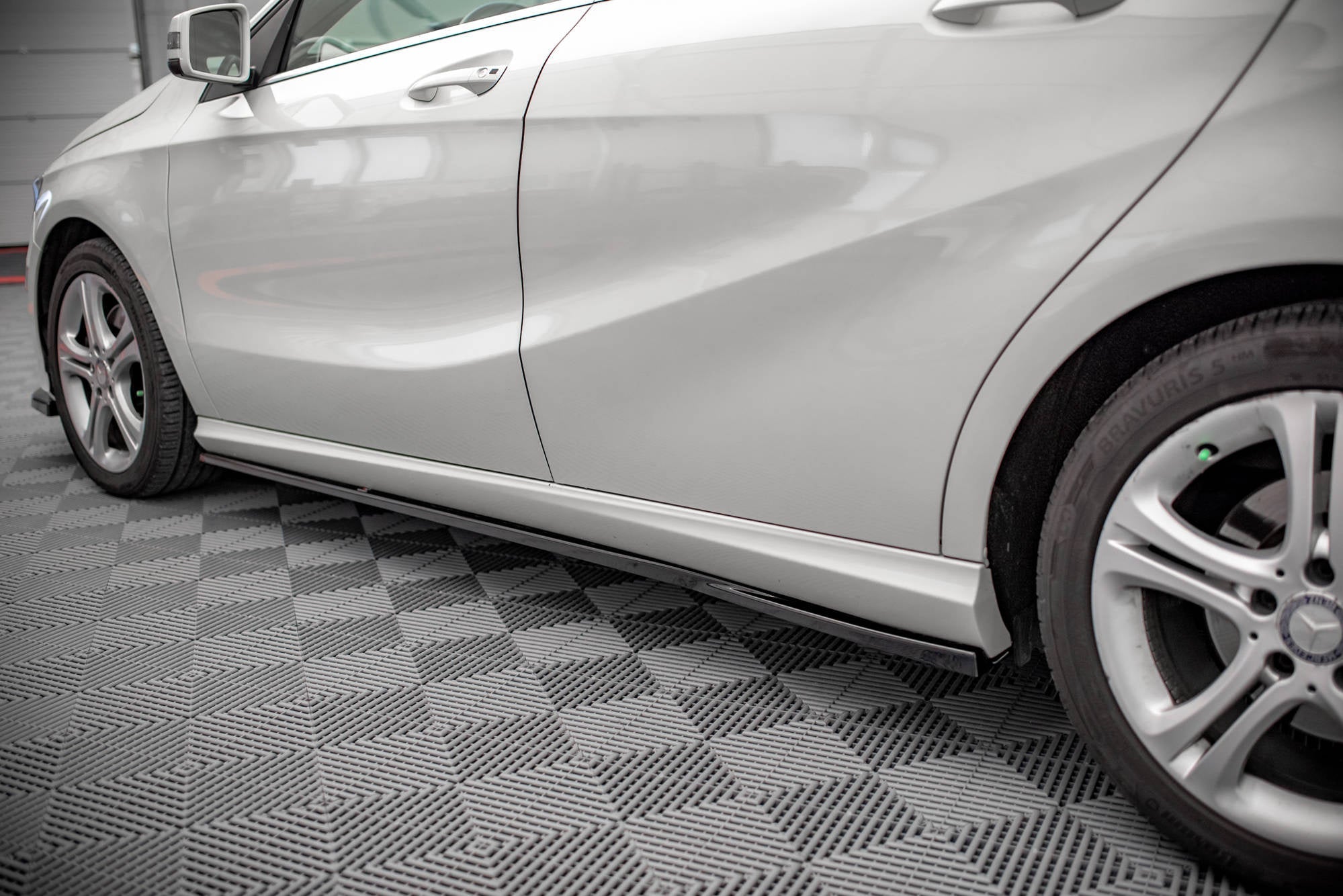 Maxton Design Difusores de taloneras laterales V.2 para Mercedes-Benz A W176 - imagen 1