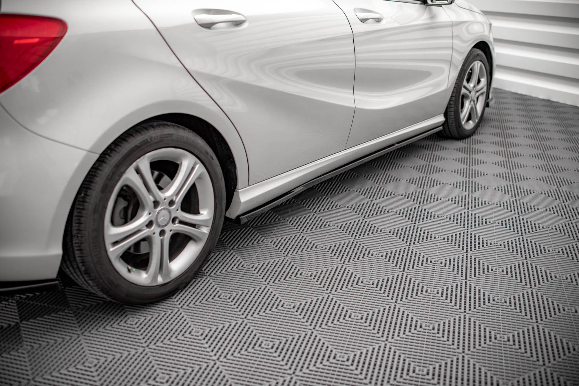 Maxton Design Difusores de taloneras laterales V.2 para Mercedes-Benz A W176 - imagen 3