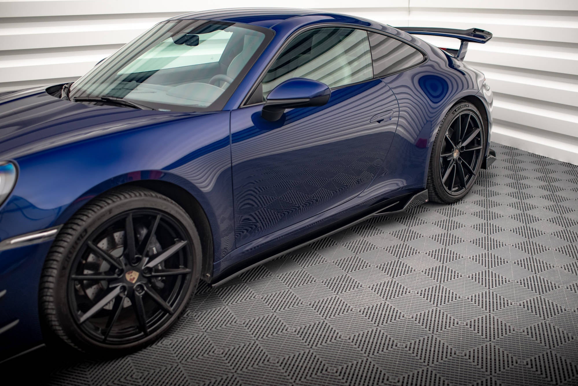 Maxton Design Difusores de taloneras laterales V.2 para Porsche 911 Carrera Aero / Carrera GTS 992 - imagen 1