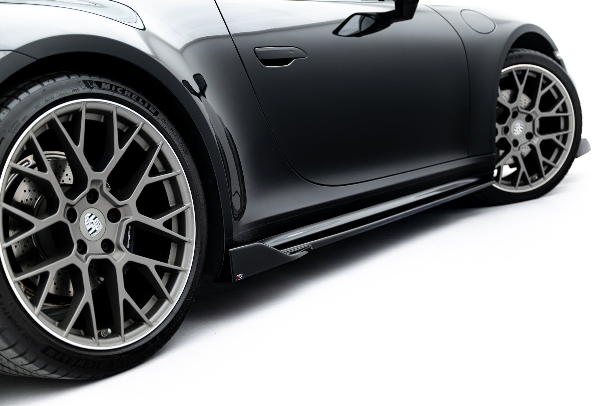 Maxton Design Difusores de taloneras laterales V.2 para Porsche 911 Carrera Sport Design 992 - imagen 3