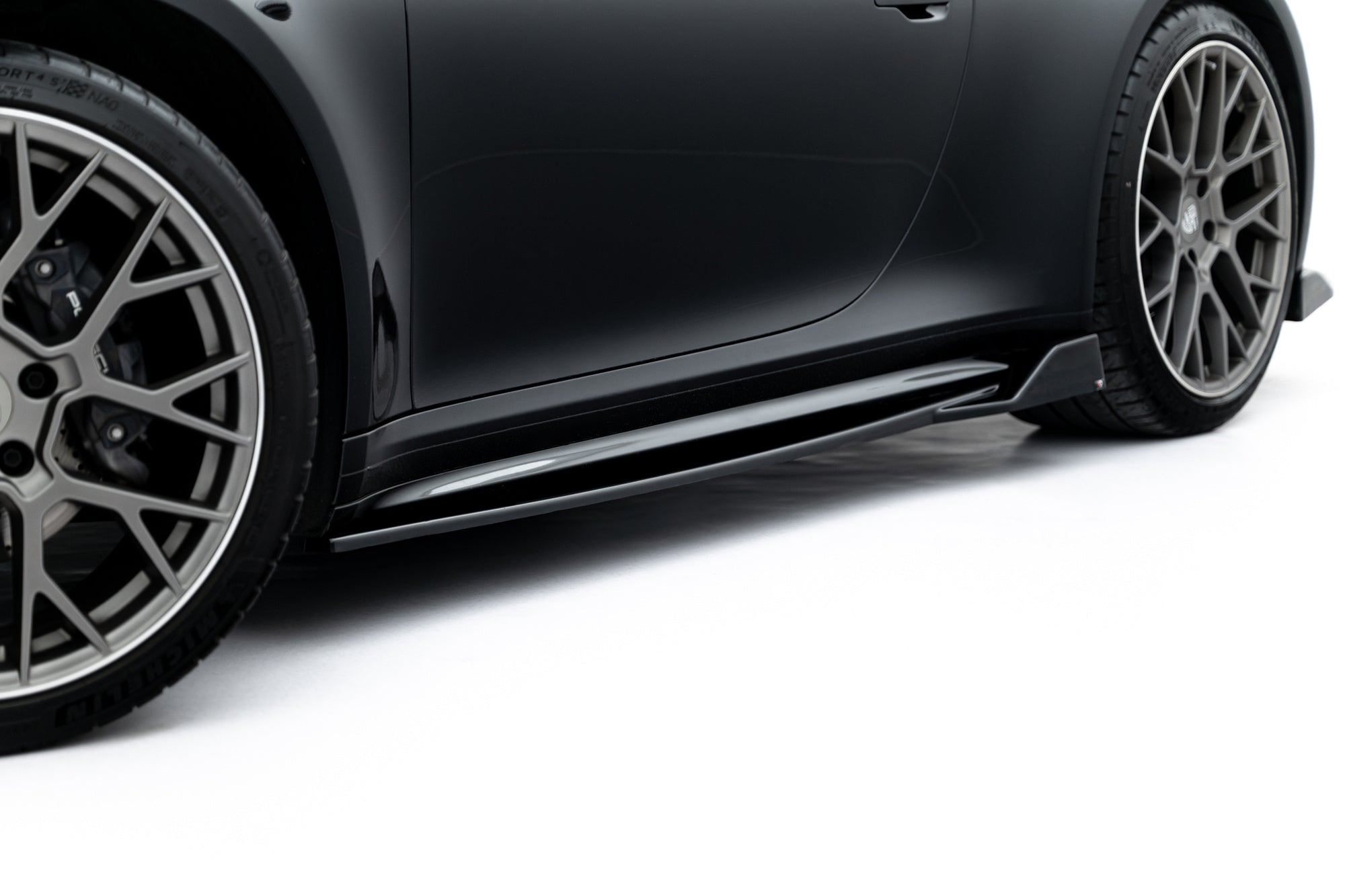 Maxton Design Difusores de taloneras laterales V.2 para Porsche 911 Carrera Sport Design 992 - imagen 1