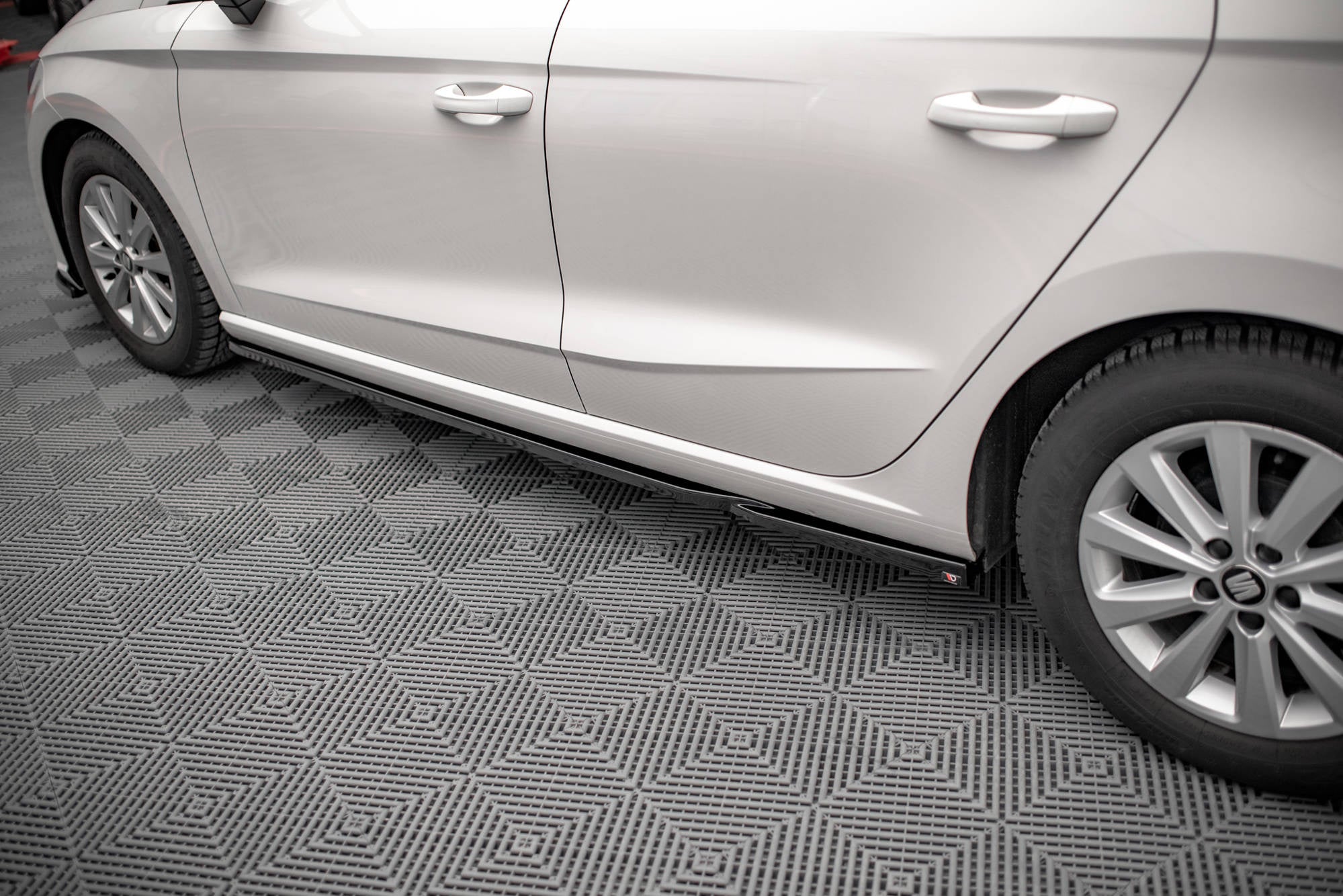 Maxton Design Difusores de taloneras laterales V.2 para Seat Ibiza FR/ Standard Mk5 - imagen 1