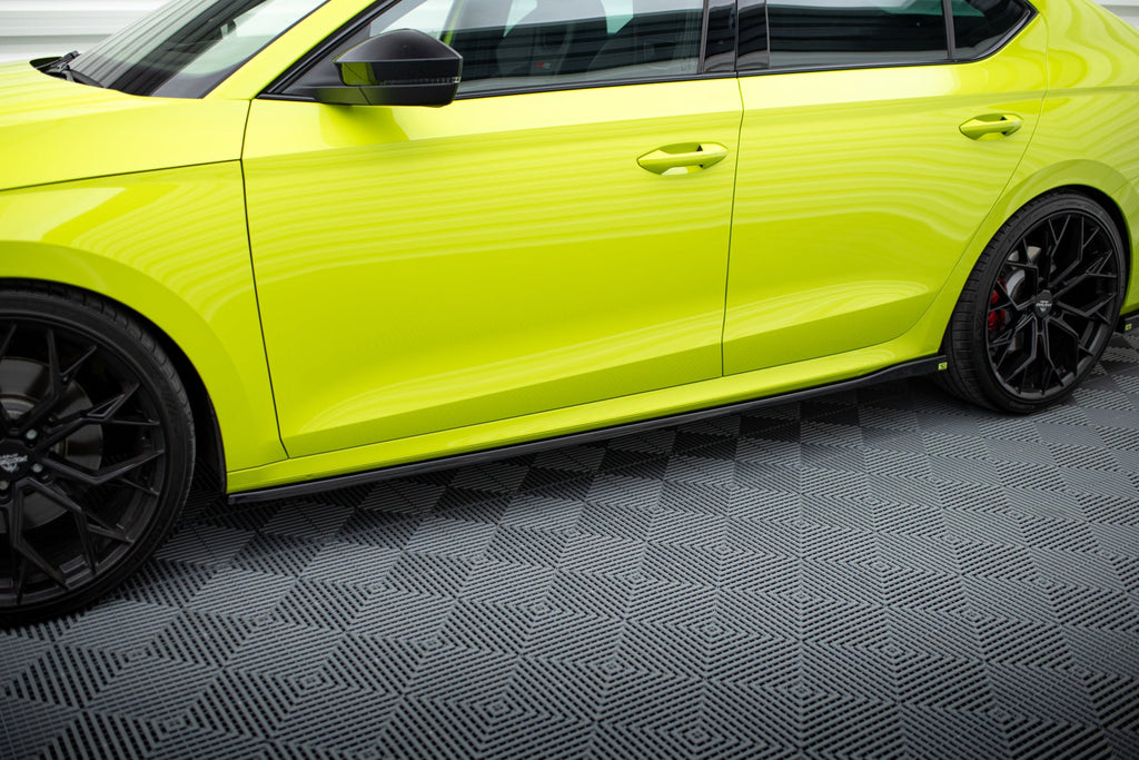Maxton Design Difusores de taloneras laterales V.2 para Skoda Octavia RS Liftback / Combi Mk4 - imagen 1