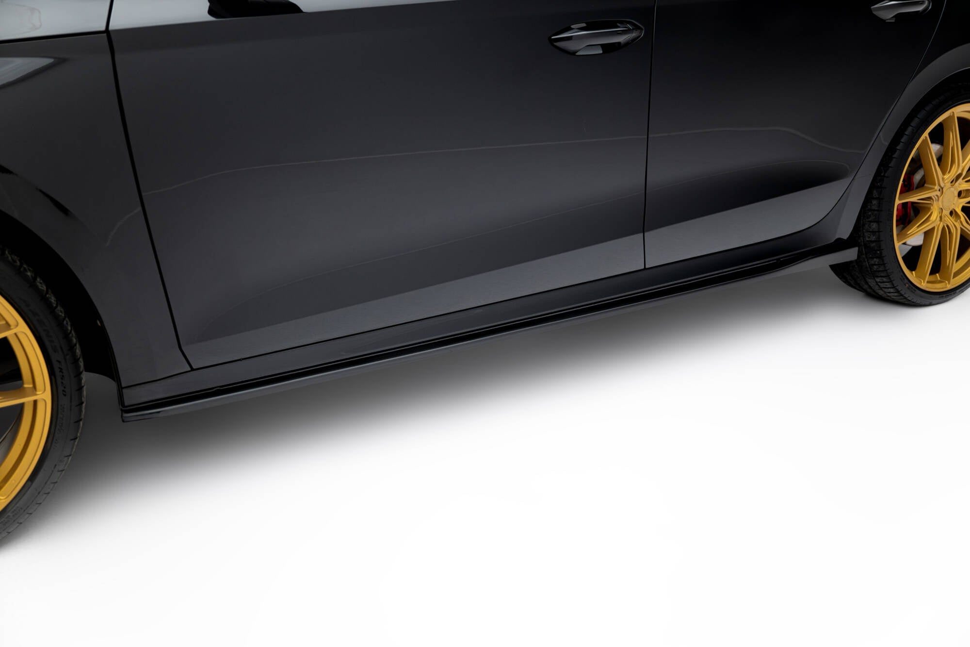 Maxton Design Difusores de taloneras laterales V.2 para Skoda Octavia RS Liftback / Combi Mk4 Facelift - imagen 1