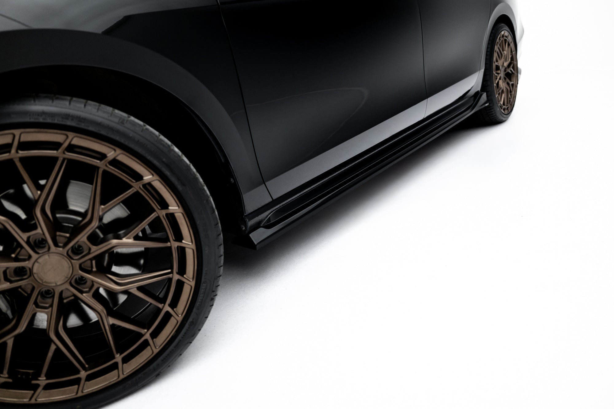 Maxton Design Difusores de taloneras laterales V.2 para Skoda Superb Sportline Mk4 - imagen 2