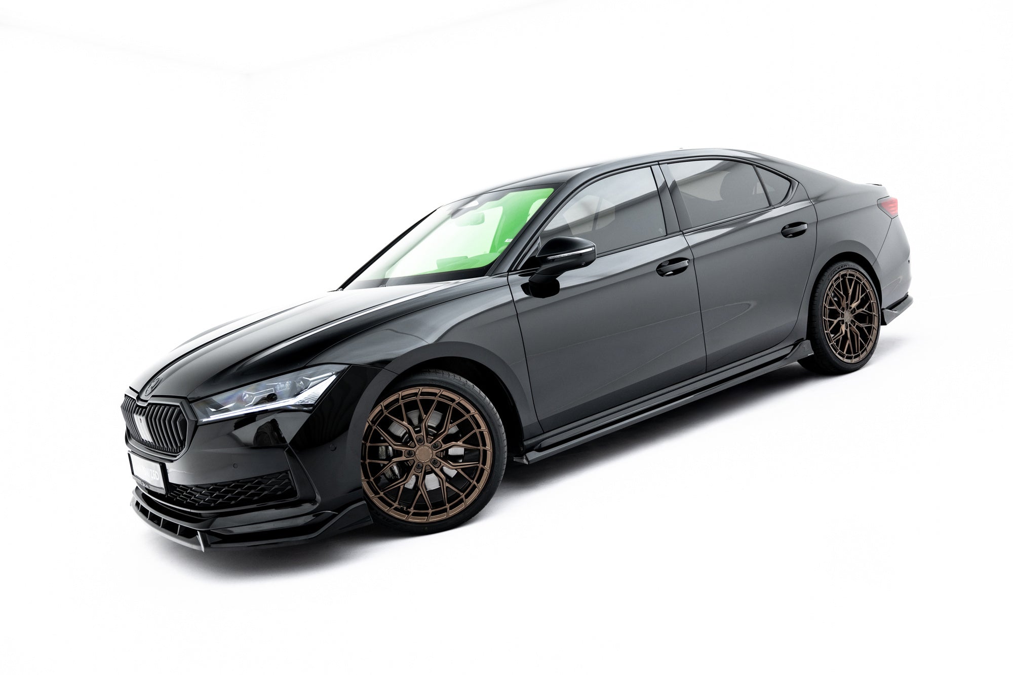 Maxton Design Difusores de taloneras laterales V.2 para Skoda Superb Sportline Mk4 - imagen 3