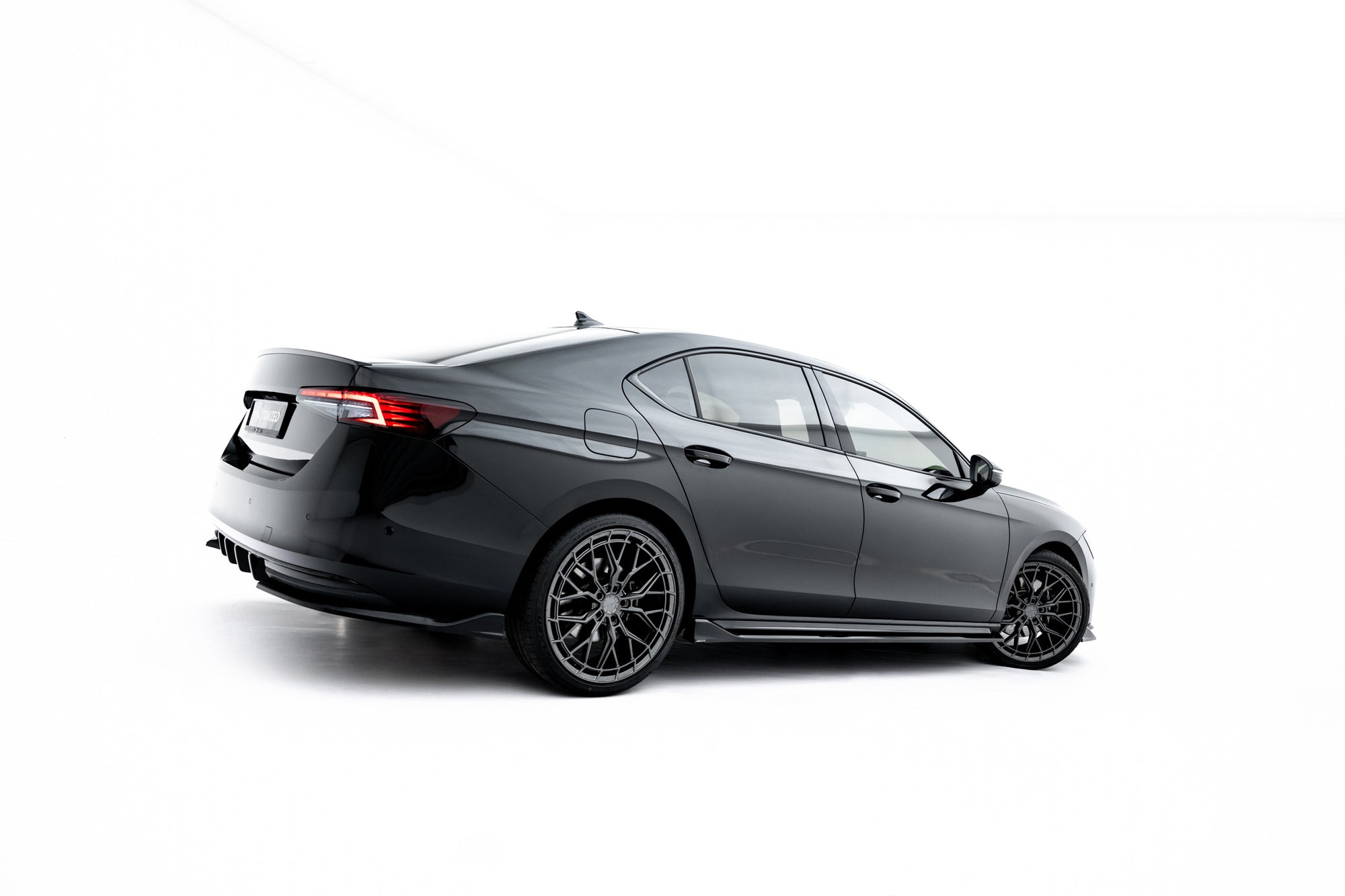 Maxton Design Difusores de taloneras laterales V.2 para Skoda Superb Sportline Mk4 - imagen 1