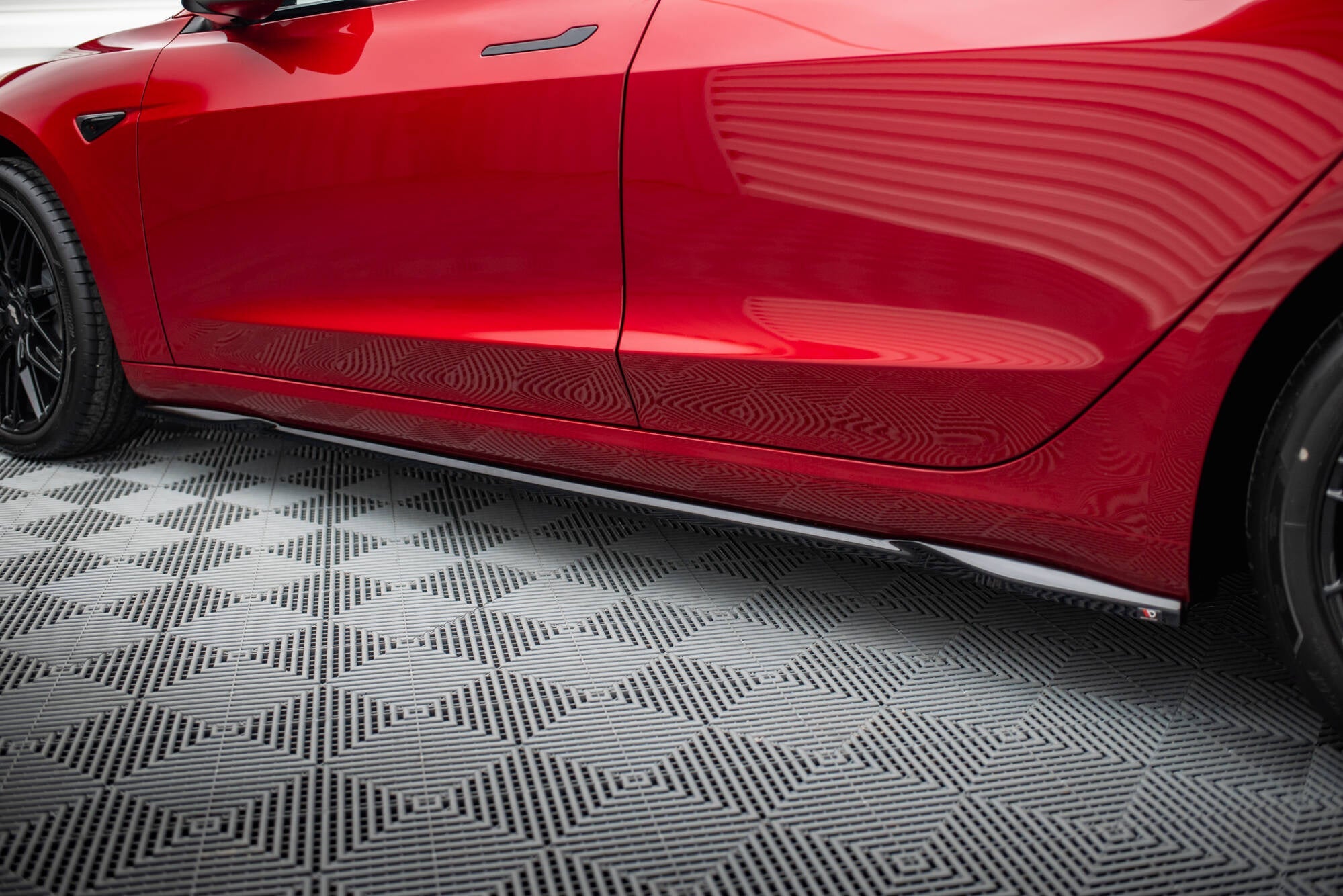 Maxton Design Difusores de taloneras laterales V.2 para Tesla Model 3 Mk1 / Mk1 Facelift - imagen 2